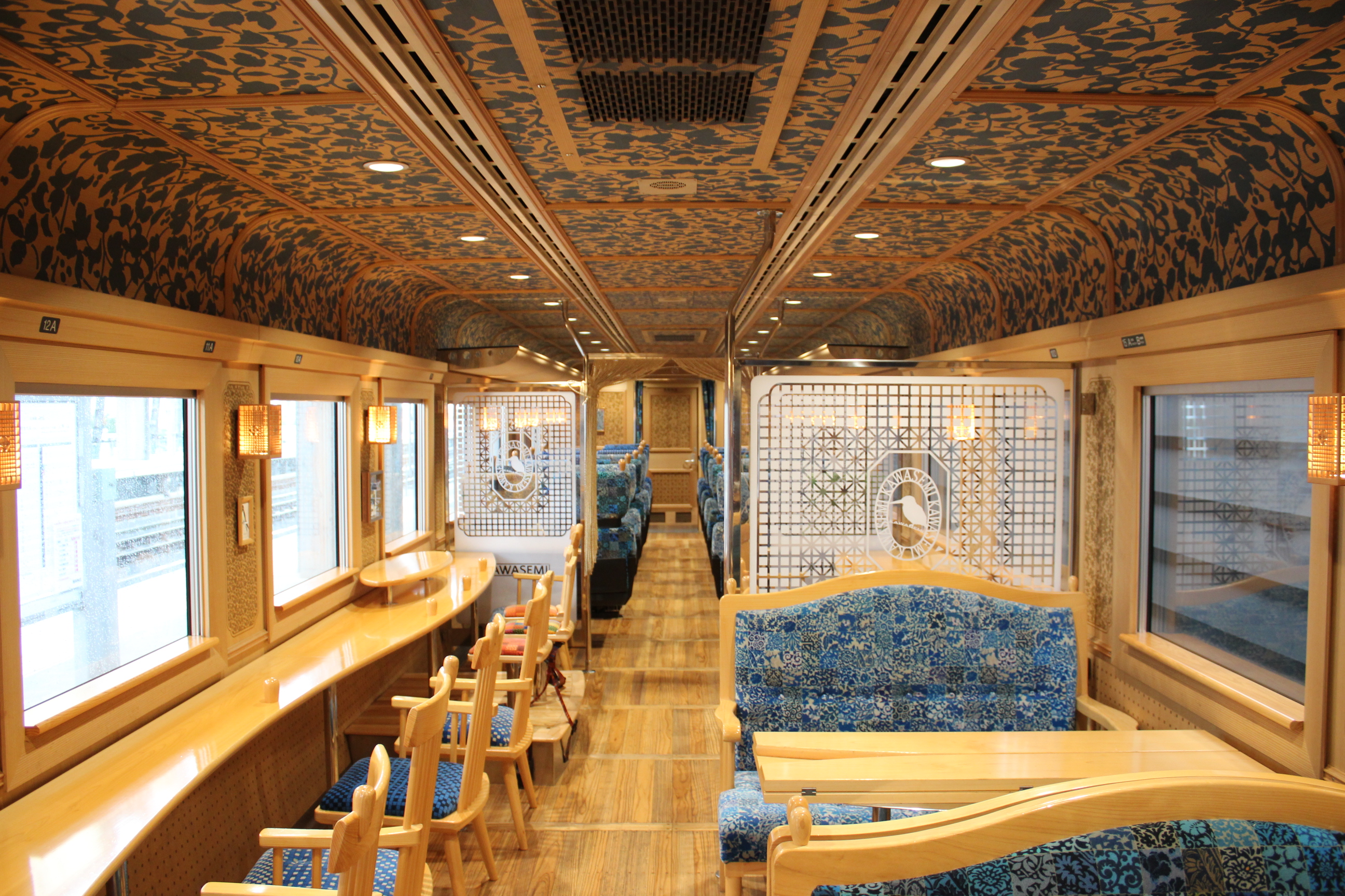 Interior of JR Kyushu KiHa 47-8087, a Kawasemi Yamasemi car.