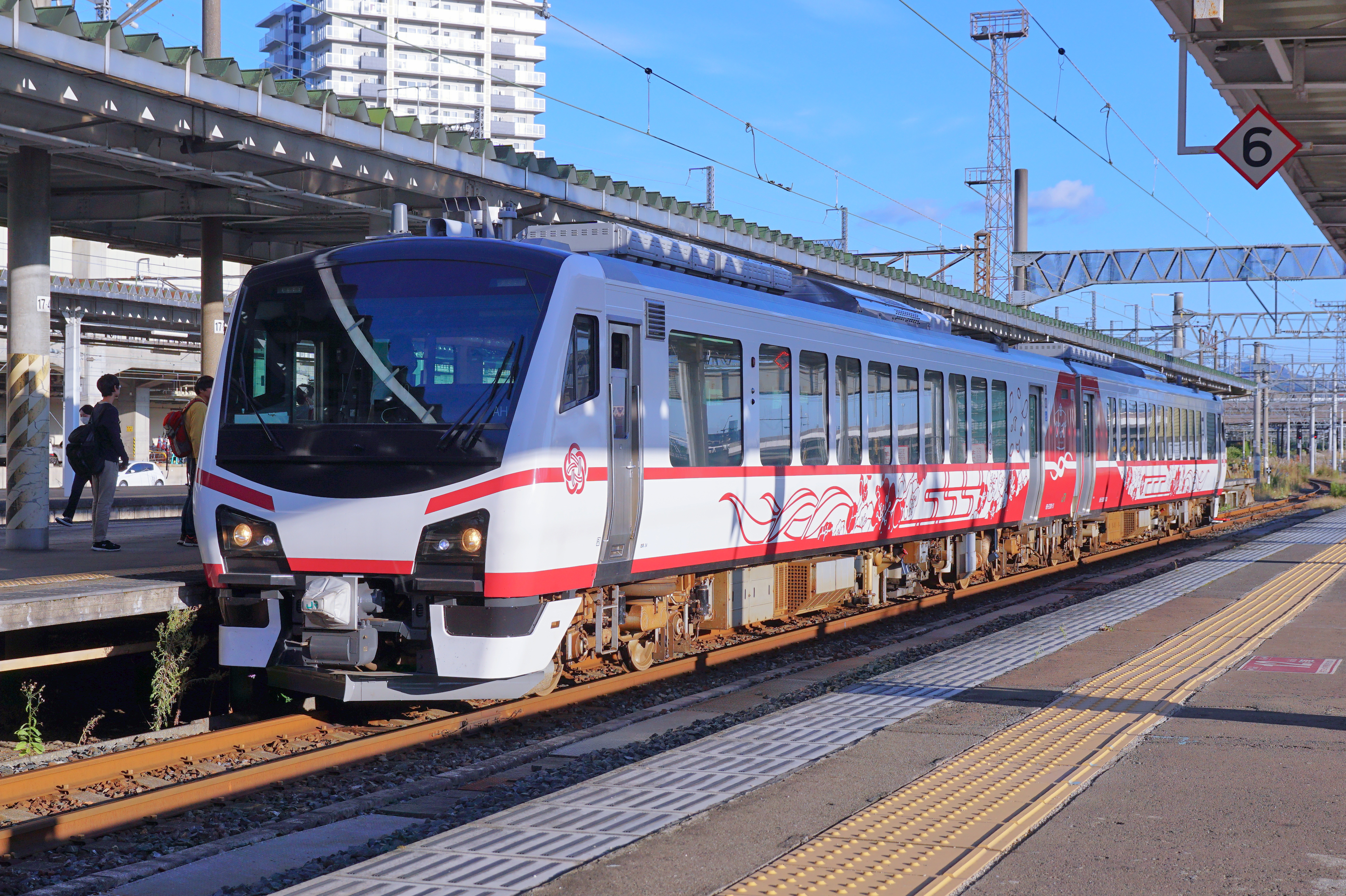 JR East HINABI sightseeing train, an HB-E300 series set, at Morioka Station.