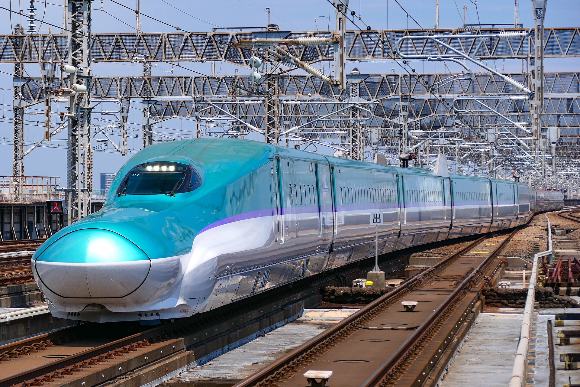 A JR Hokkaido H5 series Shinkansen trainset used on Hokkaido Shinkansen services.