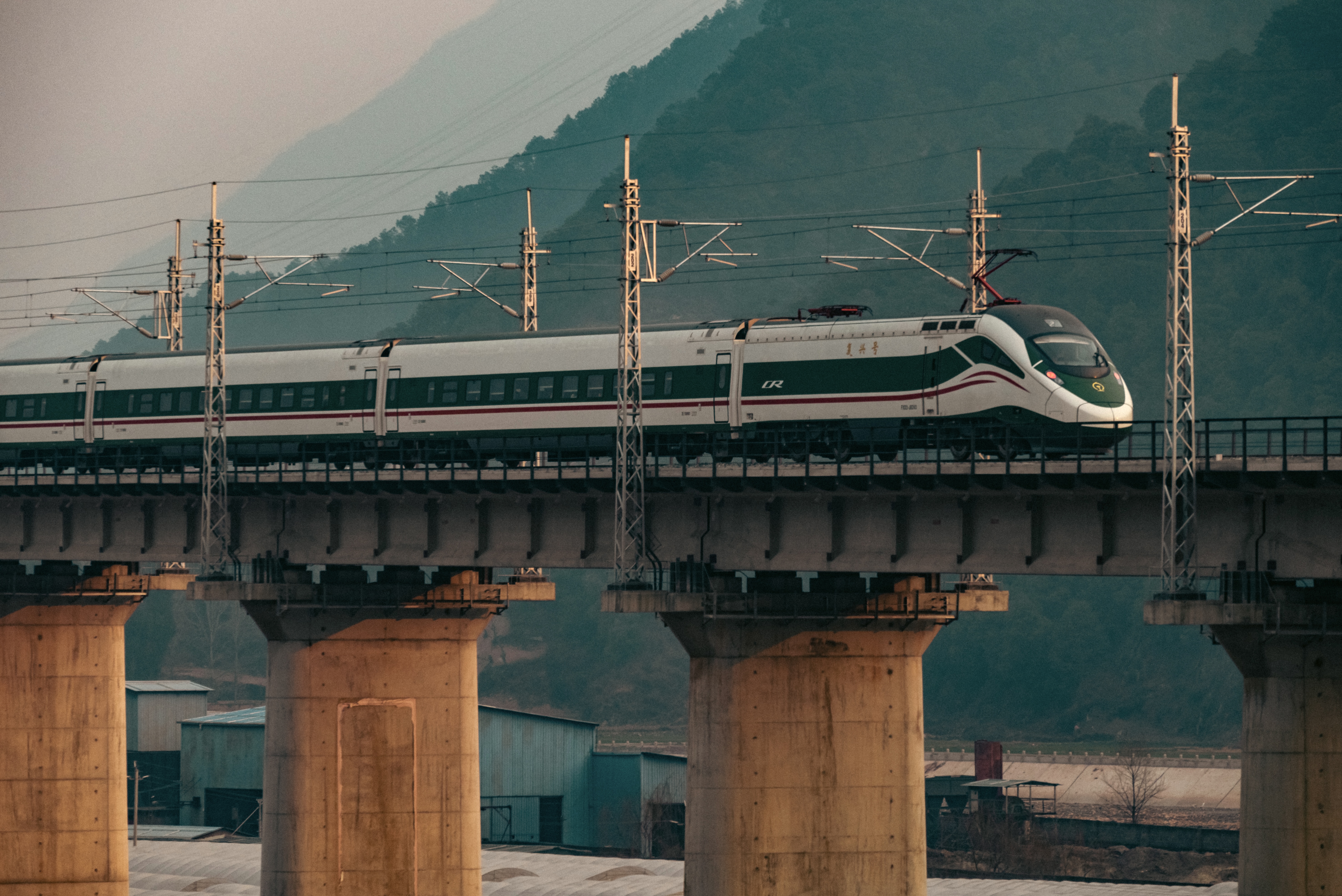 A CR200J3 train crossing Mianshan Bridge on the Emei–Guangtong section of the Chengdu–Kunming railway.