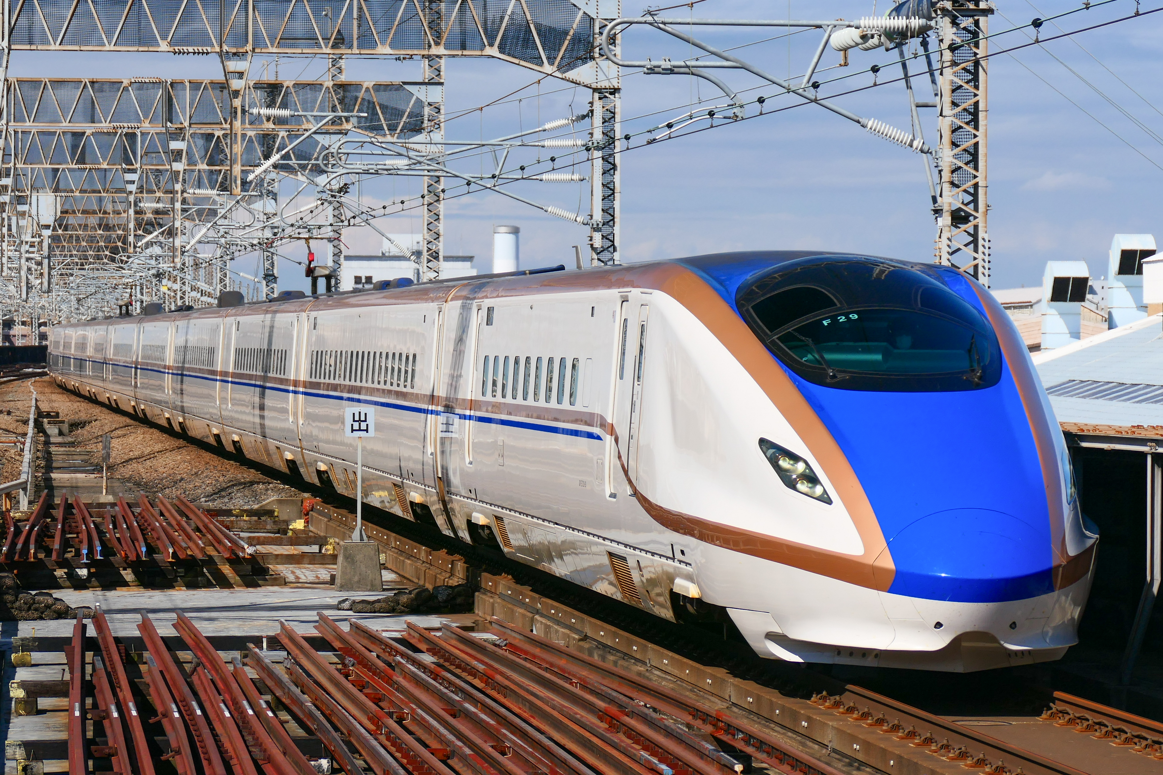 An E7 series Shinkansen working a Tanigawa service on the Joetsu Shinkansen.