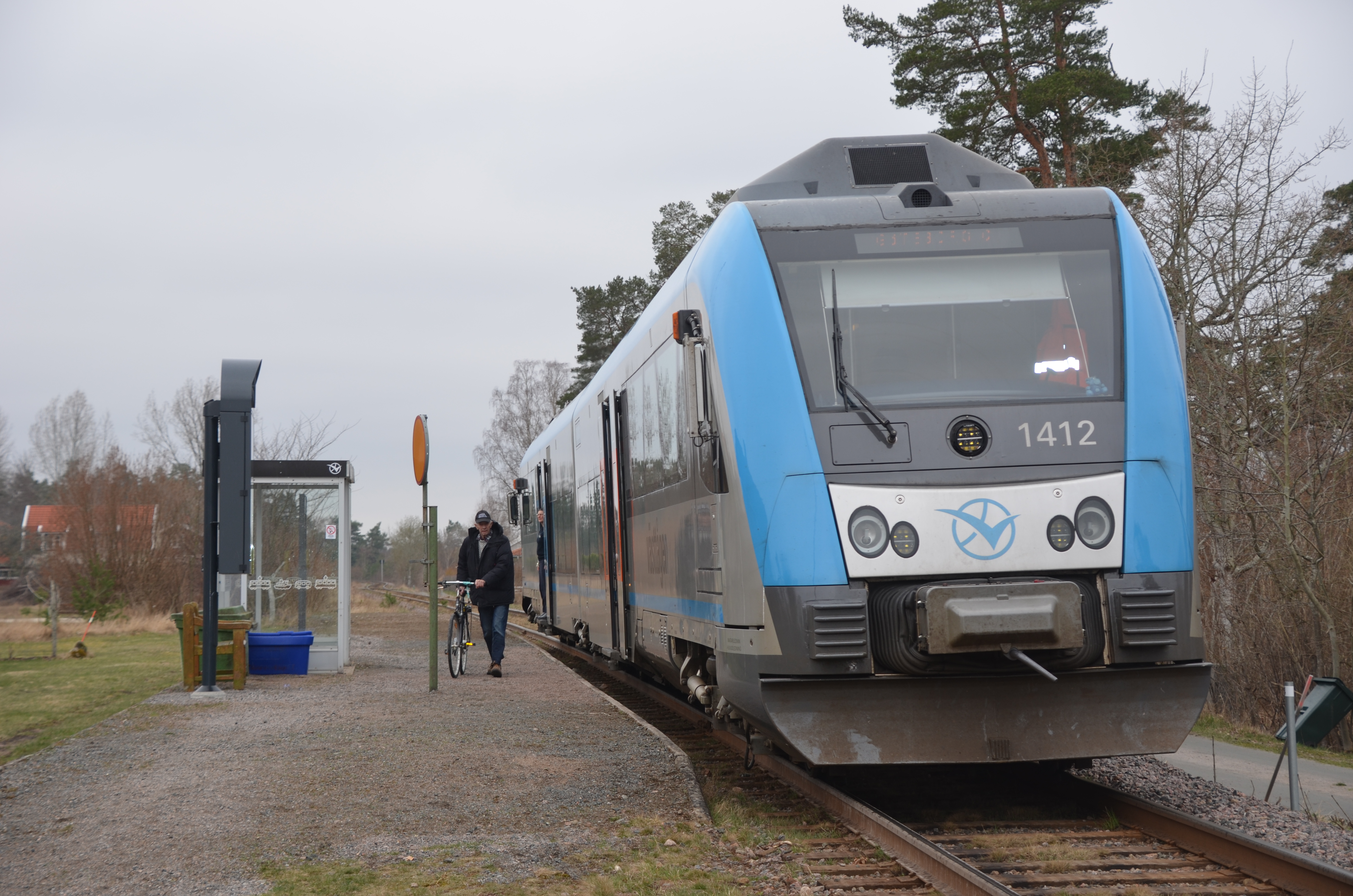 A blue Y31 Itino regional train on the Kinnekulle Line at Blomberg.