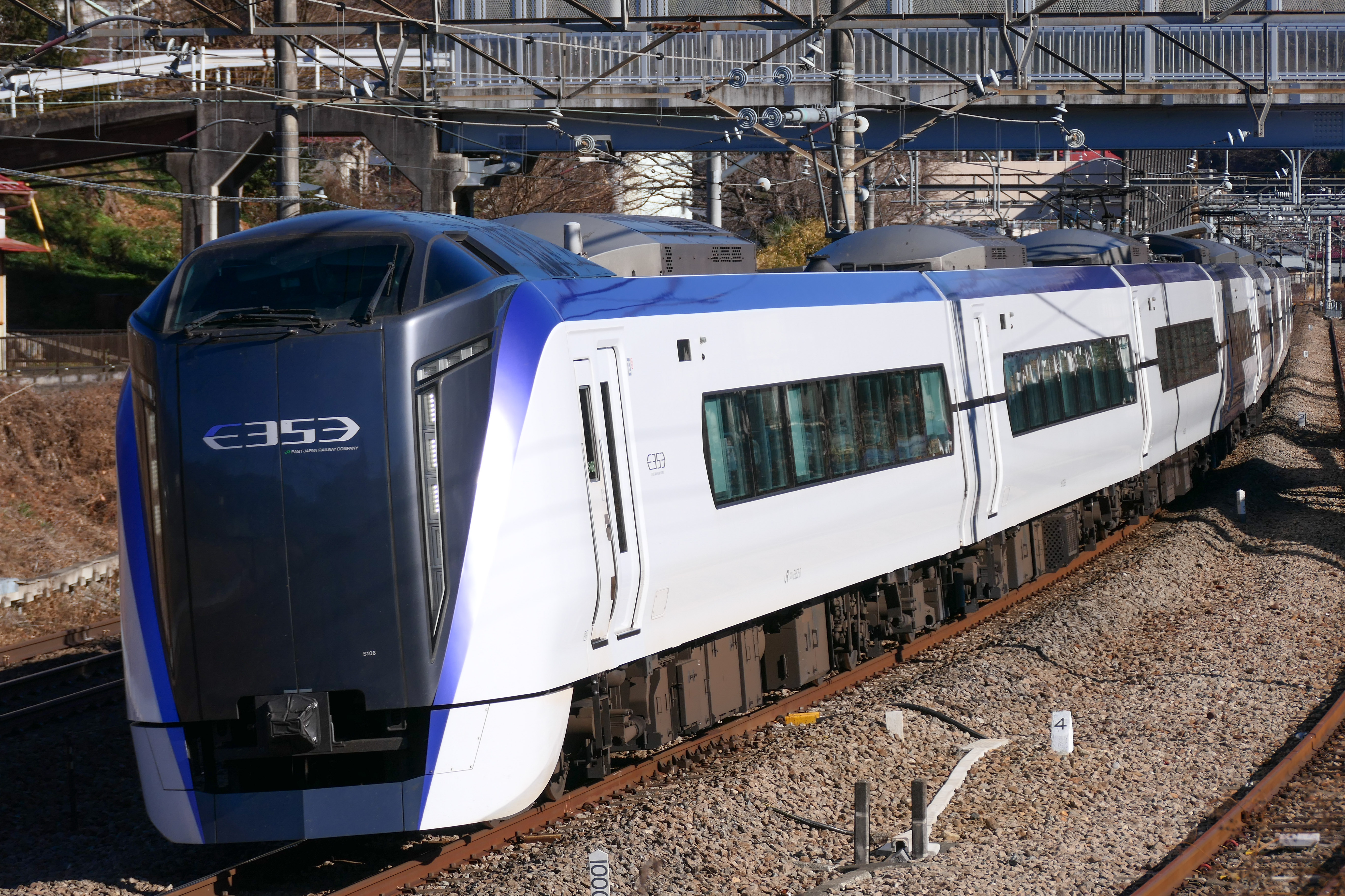 An E353 series Limited Express Azusa running on the Chuo Main Line between Torisawa and Saruhashi.