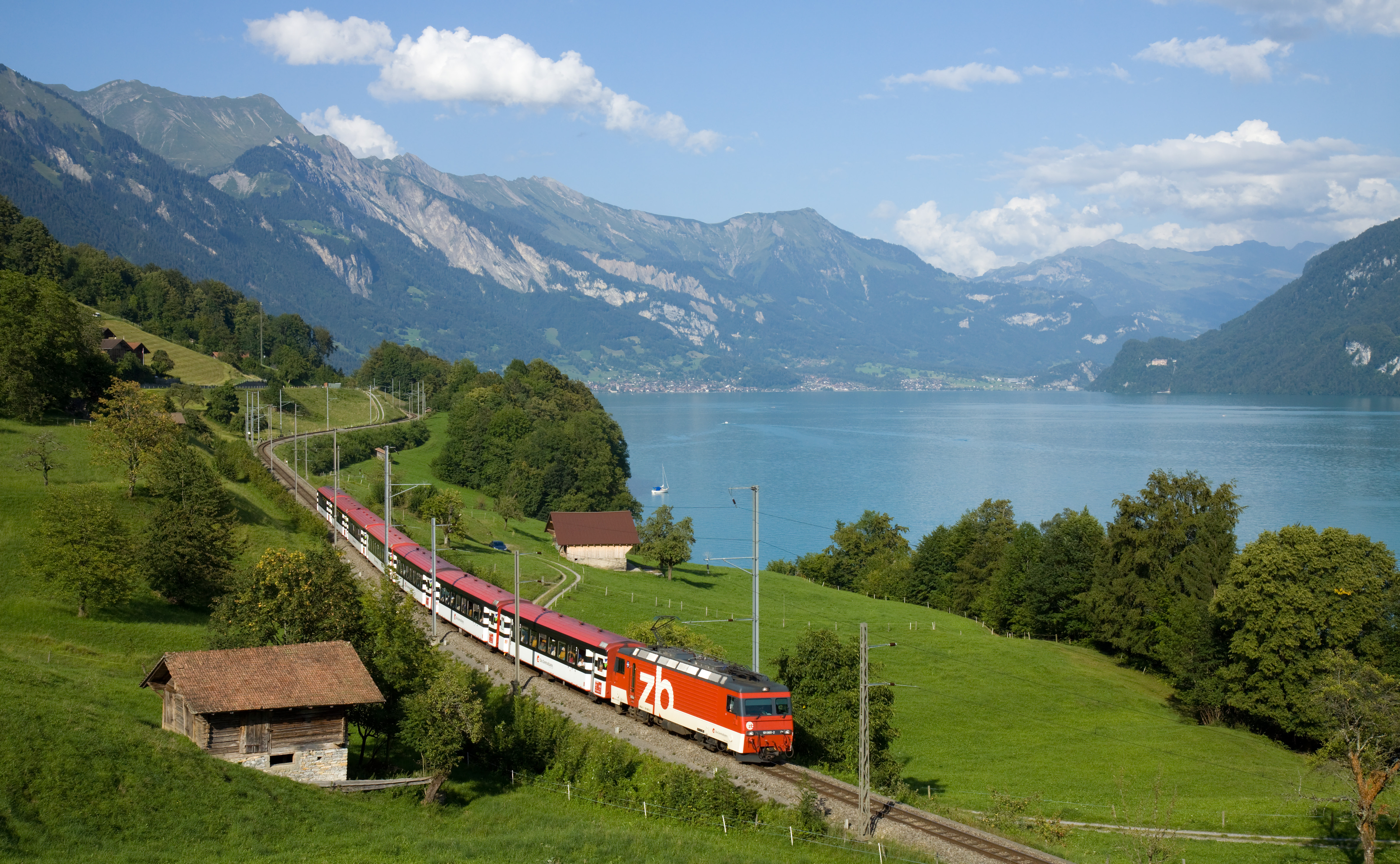 A Zentralbahn Brünig-line train running beside Lake Brienz.