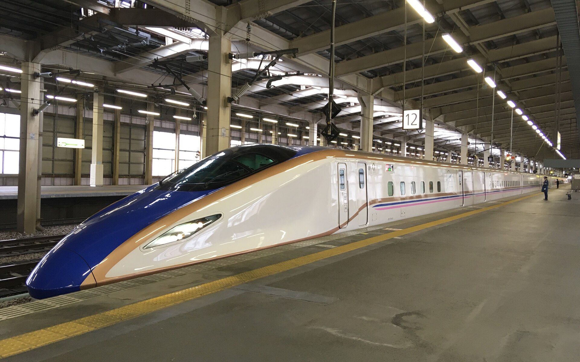 An E7 series Shinkansen on the Joetsu Shinkansen.