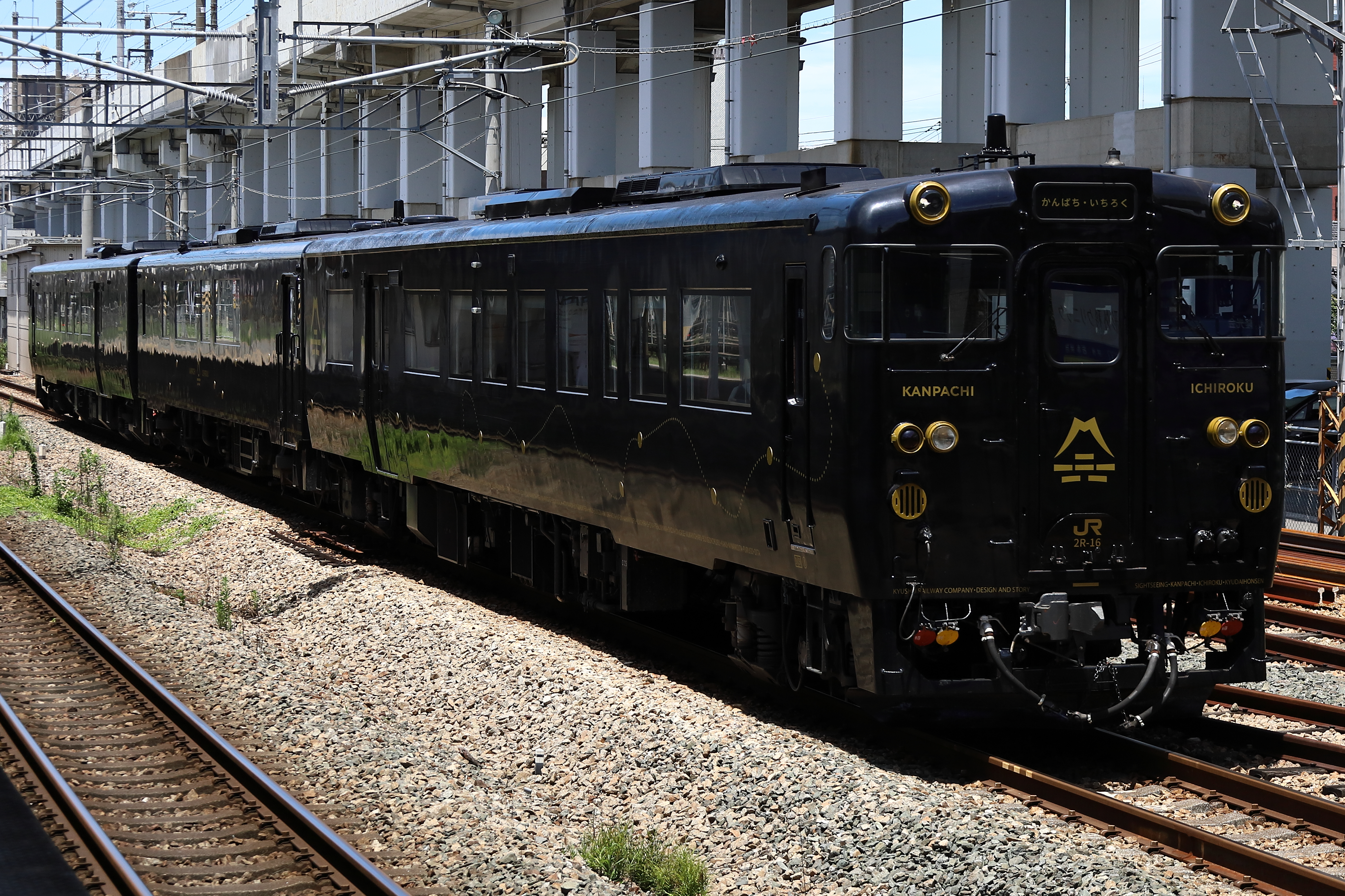 JR Kyushu’s Kanpachi Ichiroku sightseeing train passing Takeshita Station in Fukuoka.