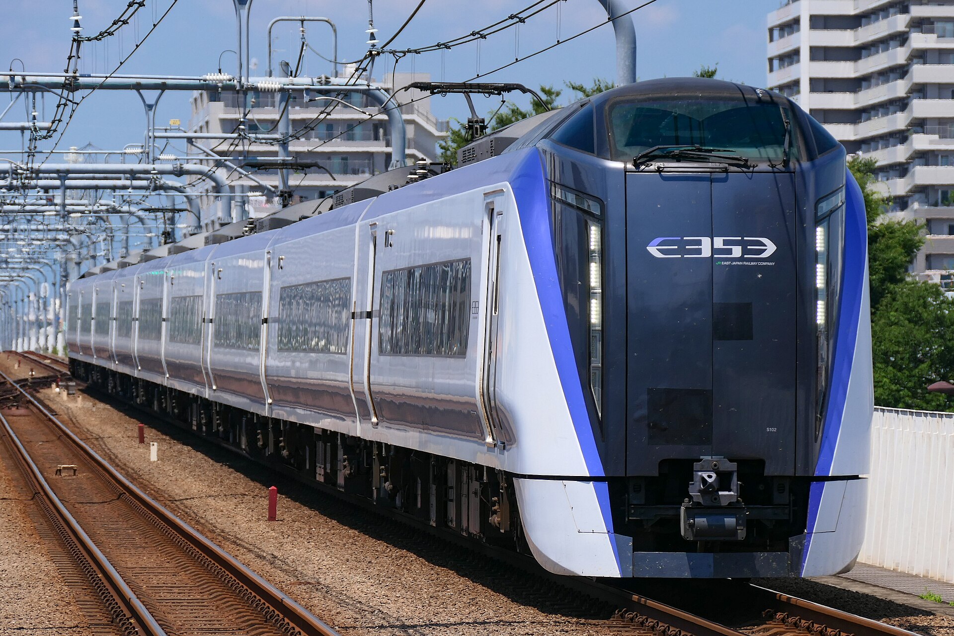 An E353 series train working a Limited Express Azusa service.