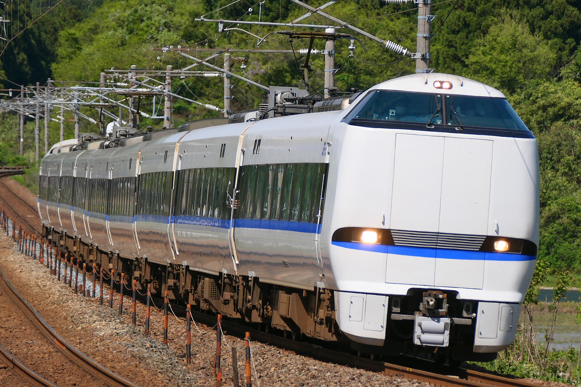 A JR West 683 series train of the type used on Thunderbird limited express services.
