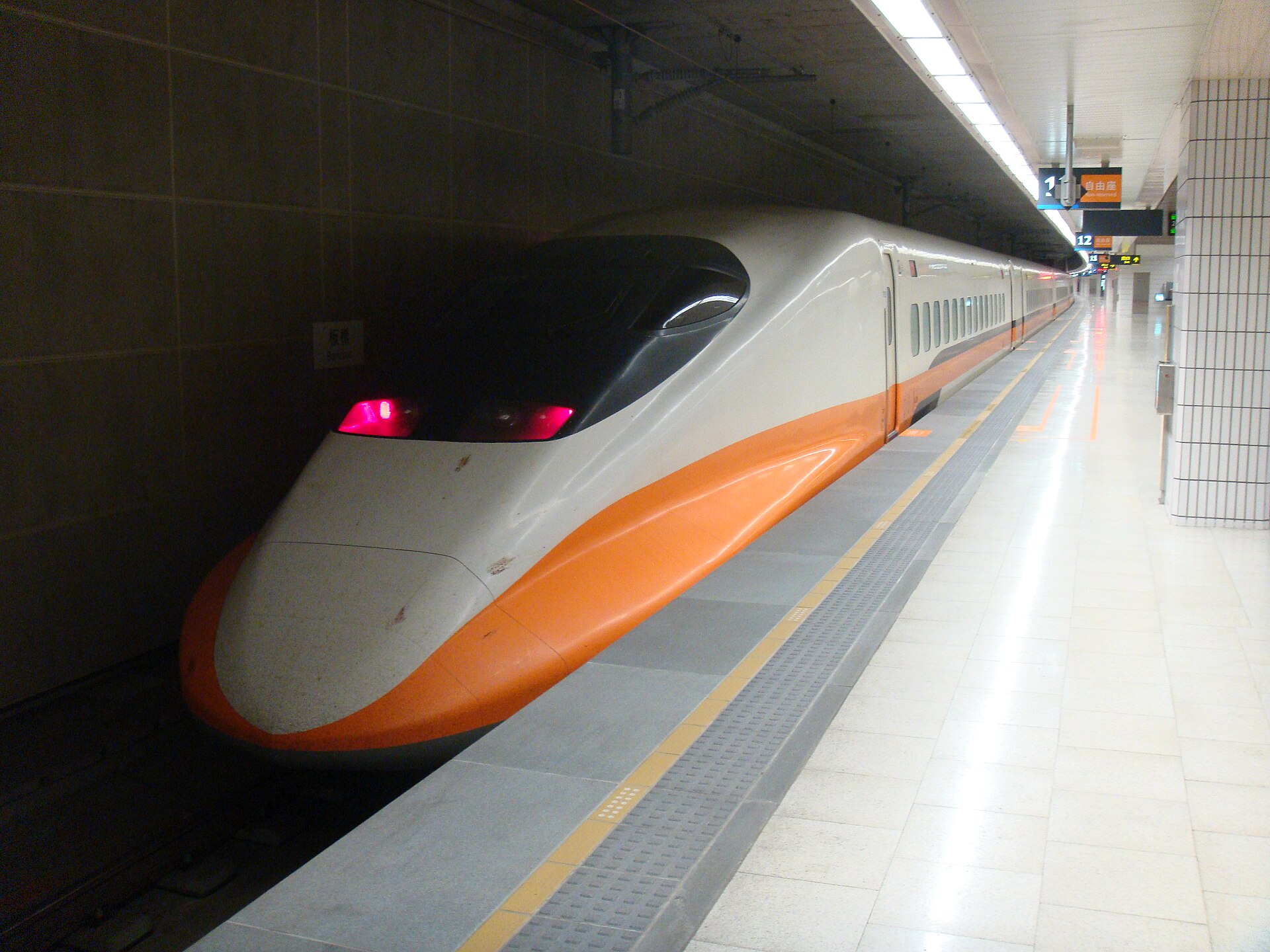 A Taiwan High Speed Rail 700T trainset at the platform of Banqiao Station.