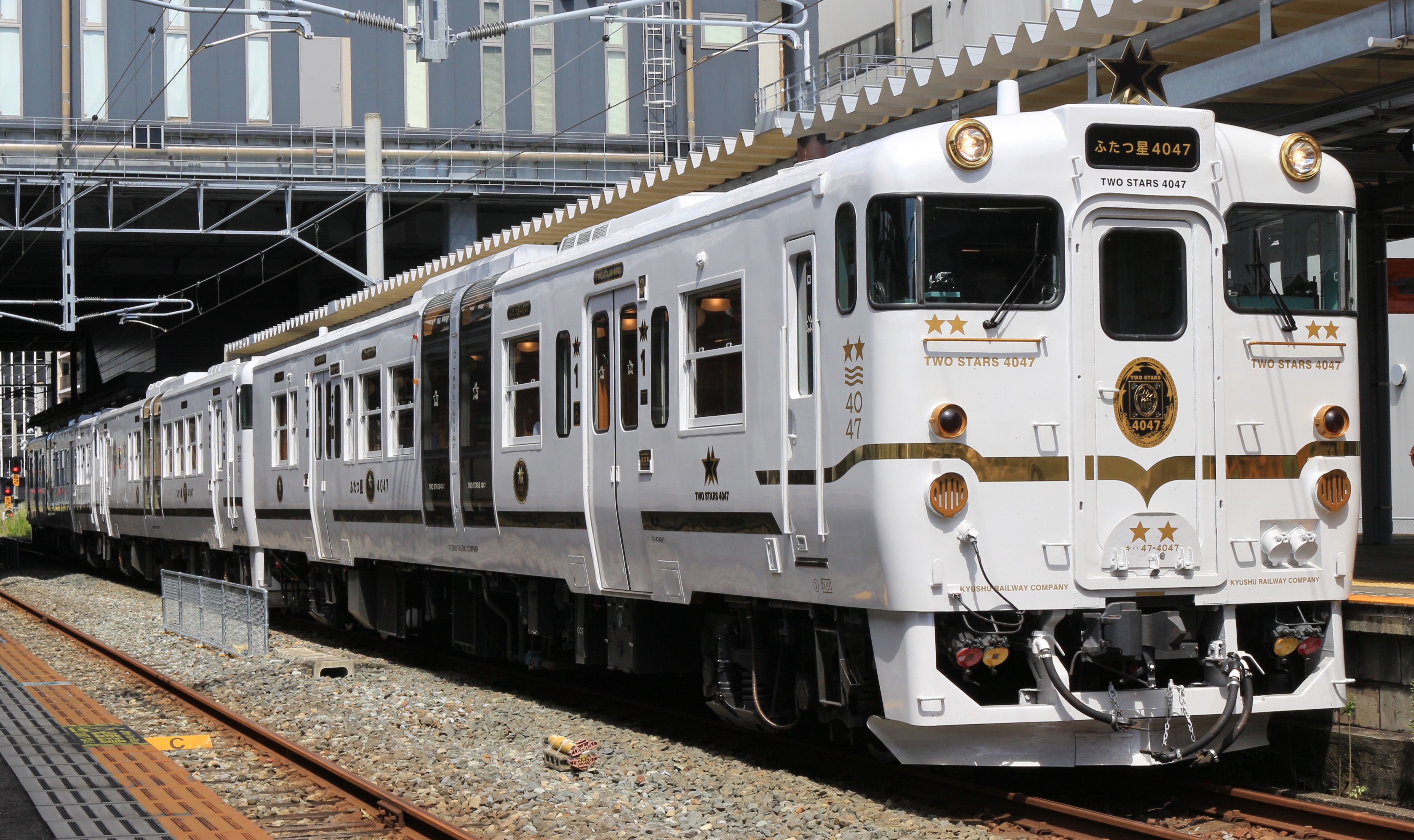 JR Kyushu Two Stars 4047 sightseeing train at Isahaya Station in Japan.