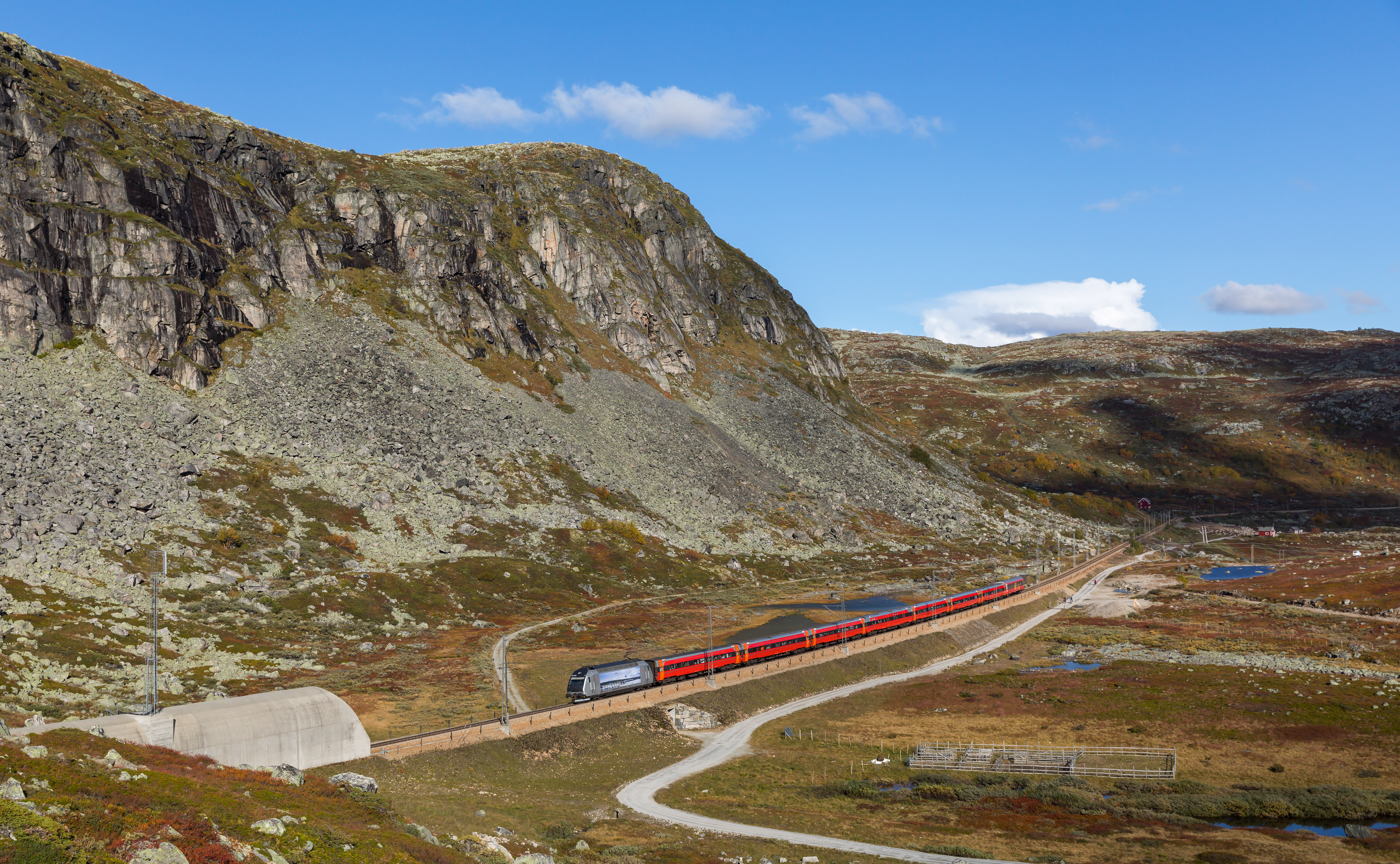An Oslo–Bergen train crossing Hardangervidda near Tunga.