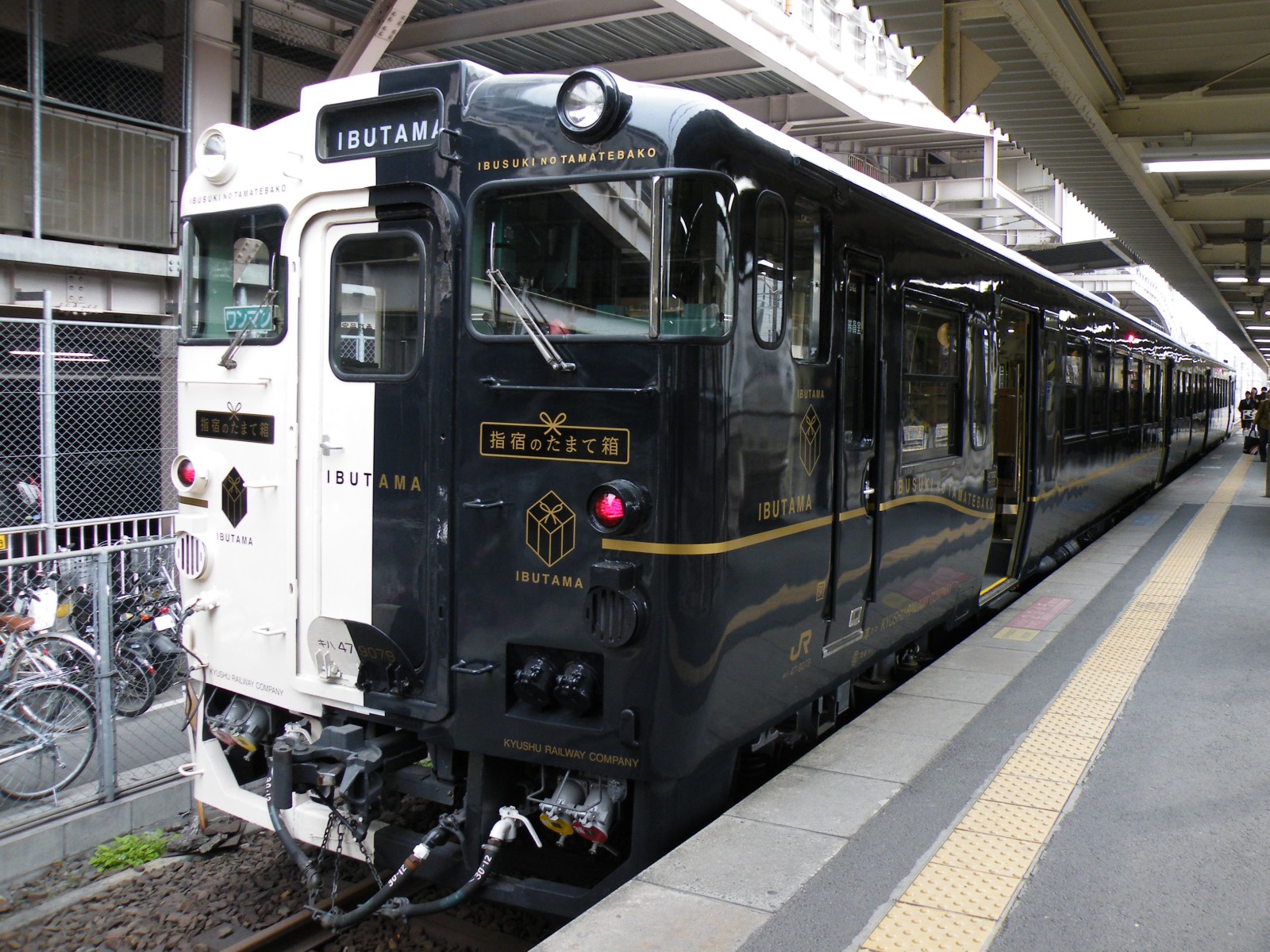 JR Kyushu’s black-and-white Ibusuki no Tamatebako train.