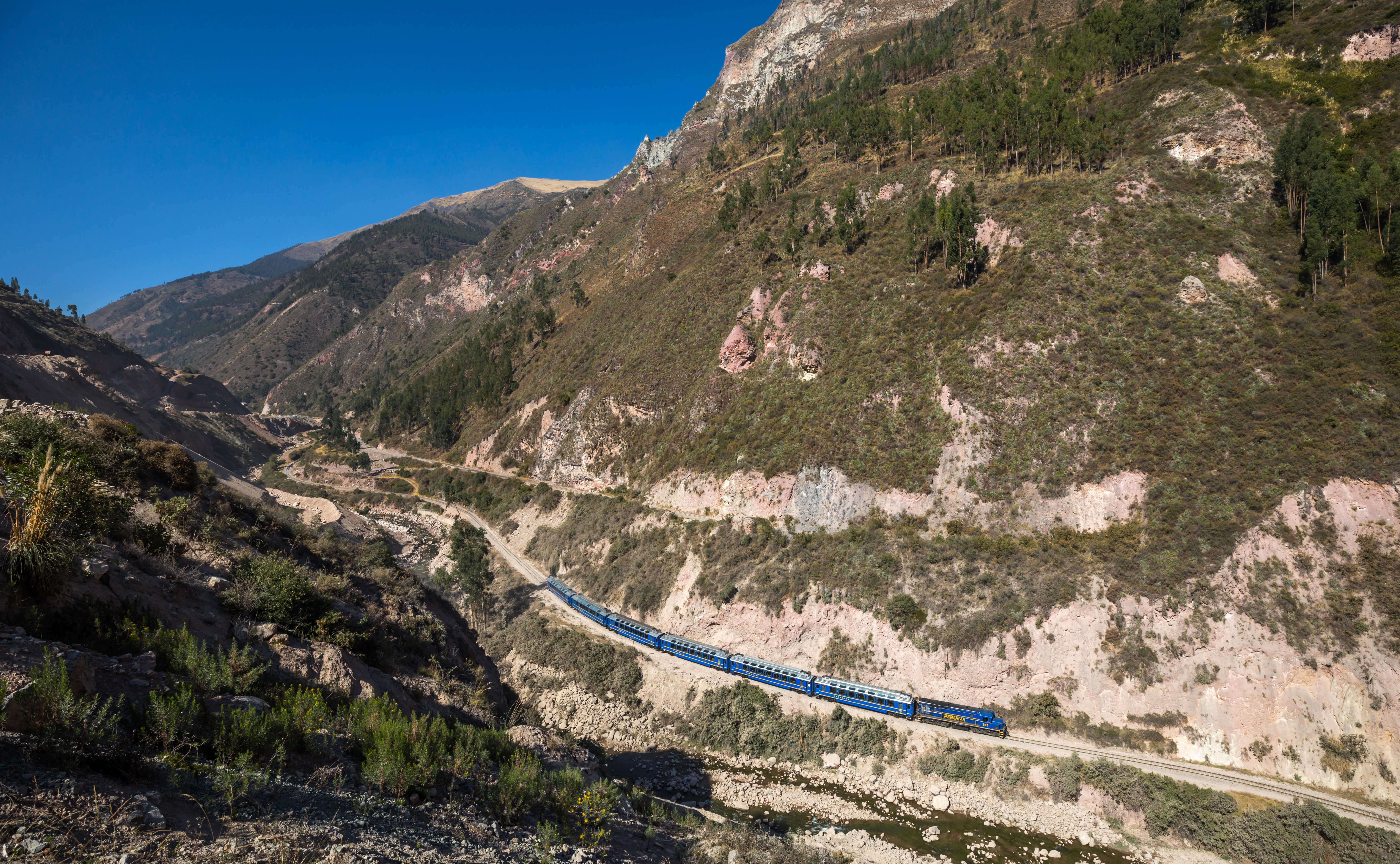 A PeruRail locomotive on the Poroy–Ollantaytambo section of the Machu Picchu line.