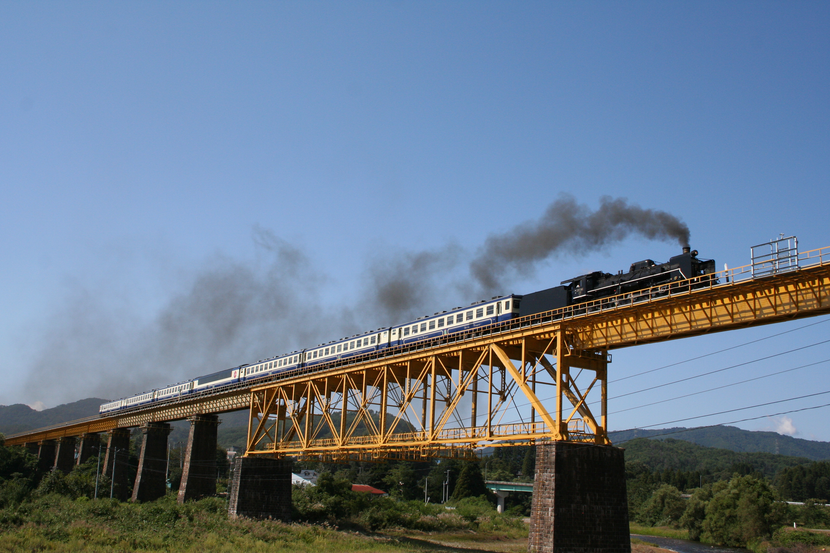 SL Banetsu Monogatari crossing the Ichinotogawa river bridge.