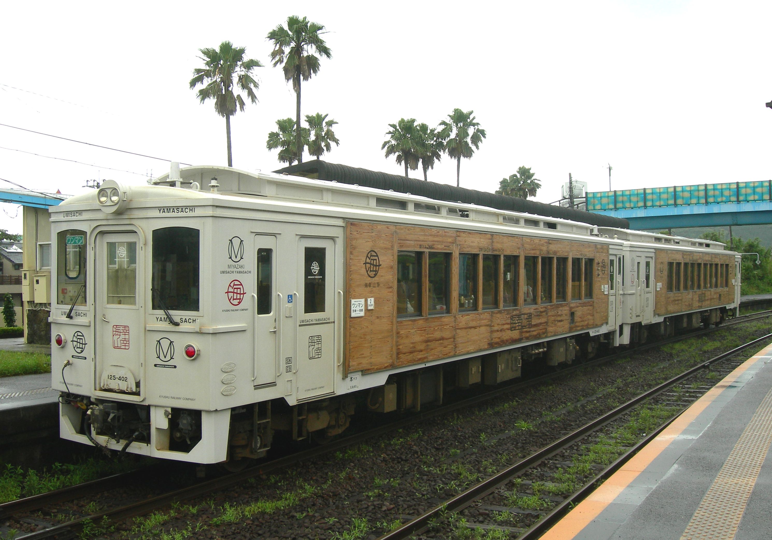 JR Kyushu’s Umisachi Yamasachi sightseeing train at Aoshima.