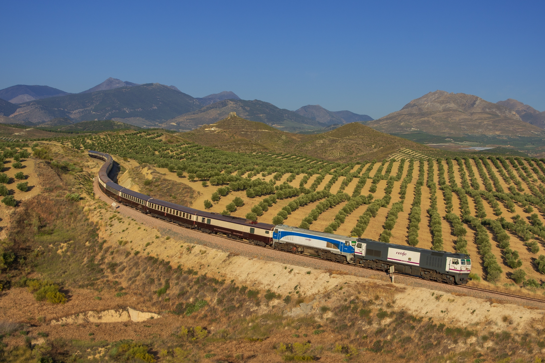 Tren Al-Ándalus con doble tracción cerca de Quesada.