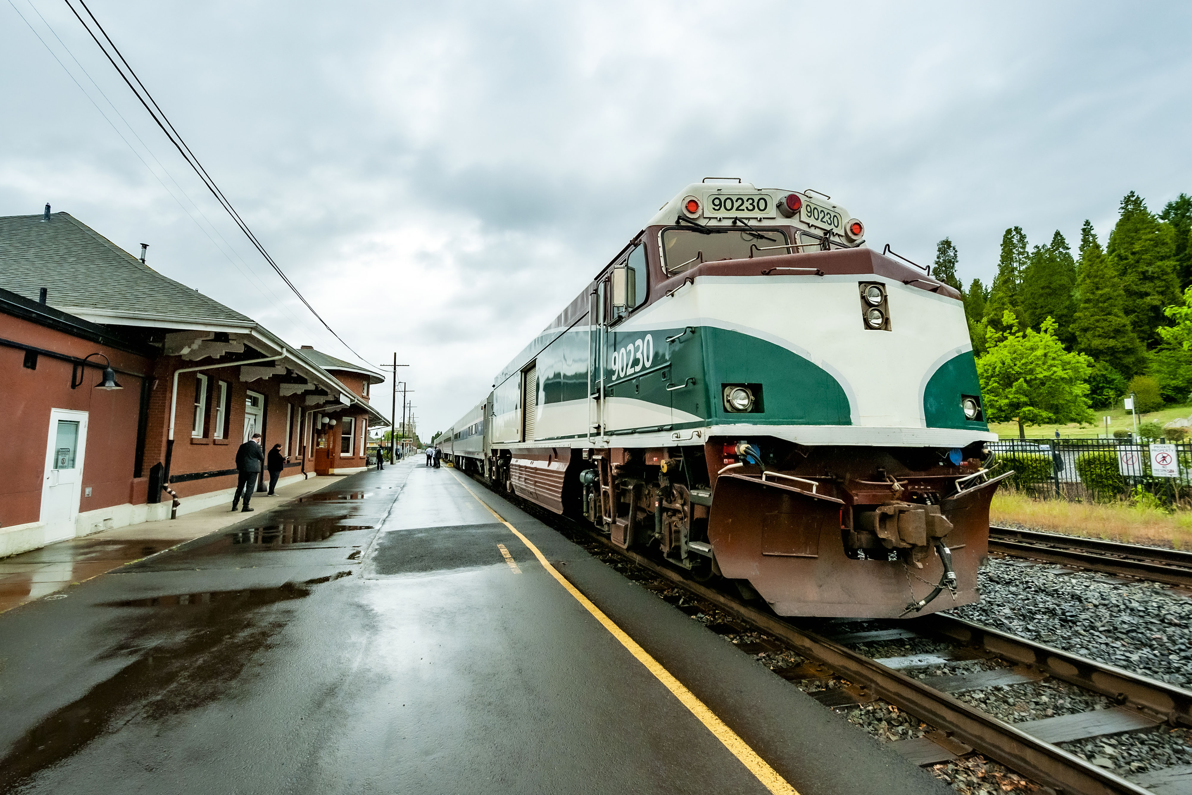 Cascades train at the station (51722019871).