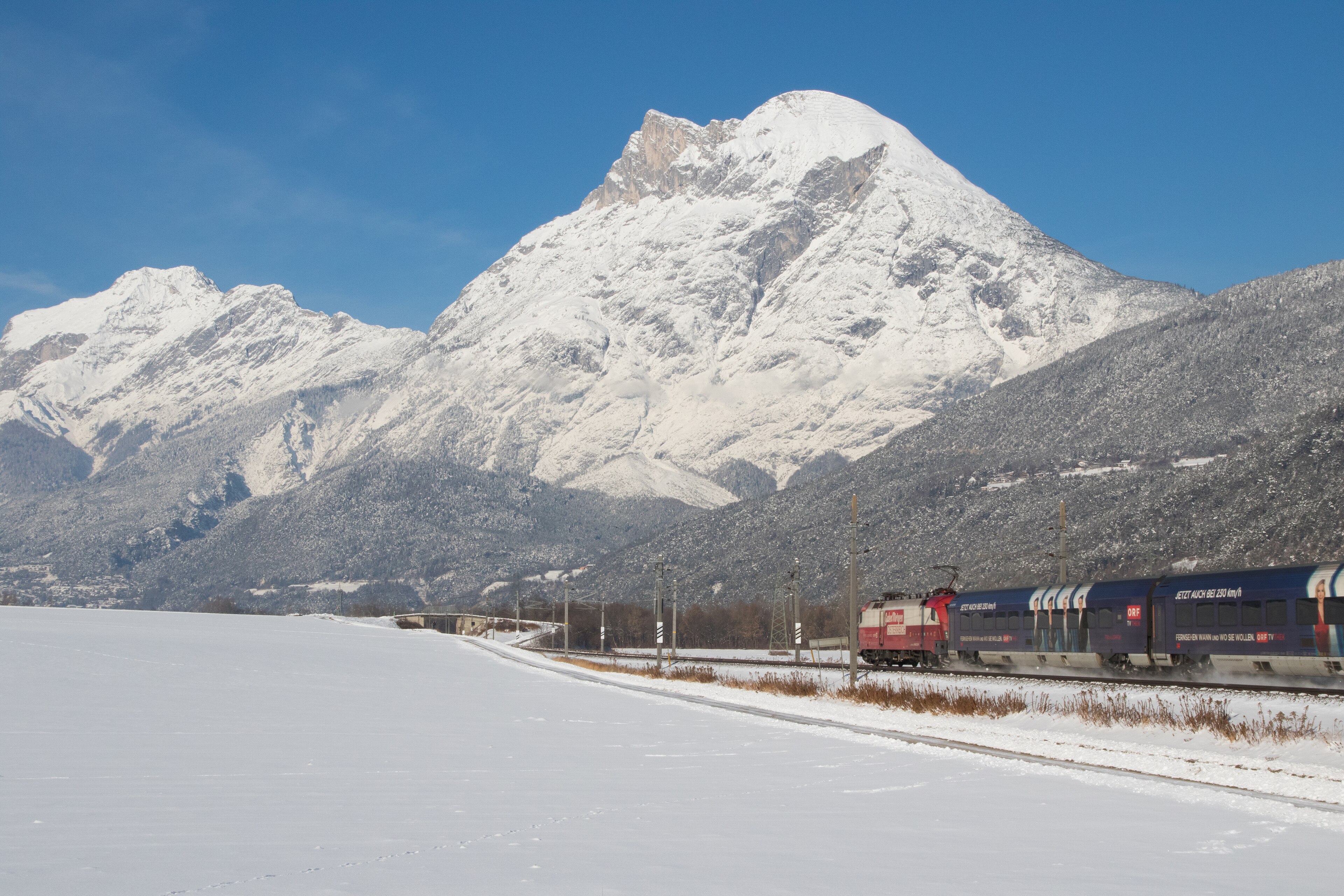 Arlberg Railway: Railjet ORF Werbegarnitur samt Lok in Flaurling, 10.01.2017