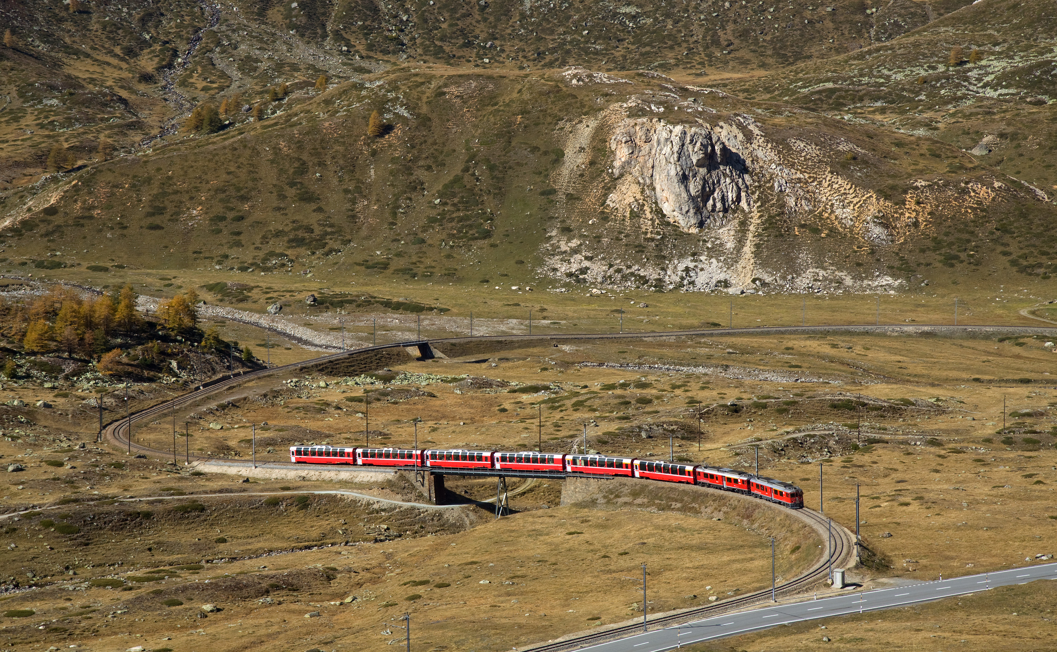 Bernina Express: Rhb Bernina Express überquert obere Berninabach Brücke