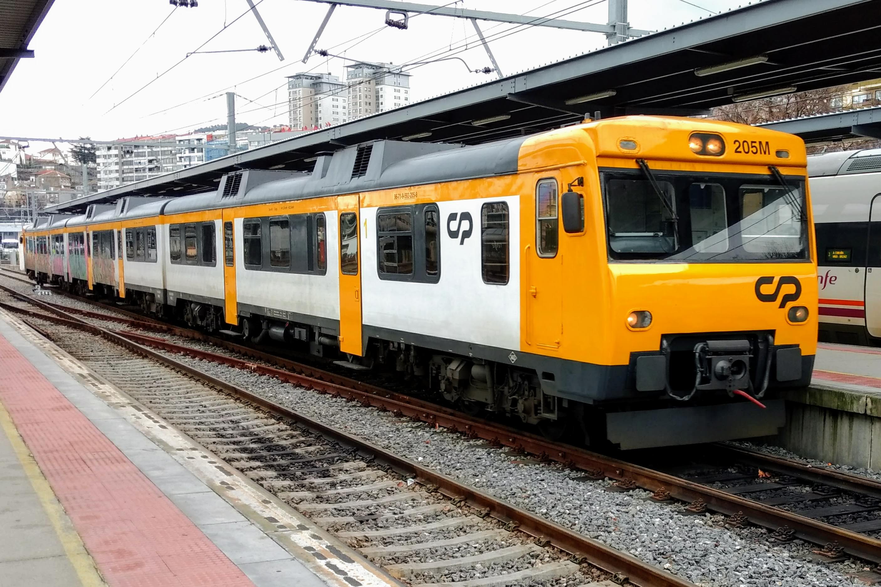 The Celta’s yellow and white 592-class unit standing at the platform in Vigo.