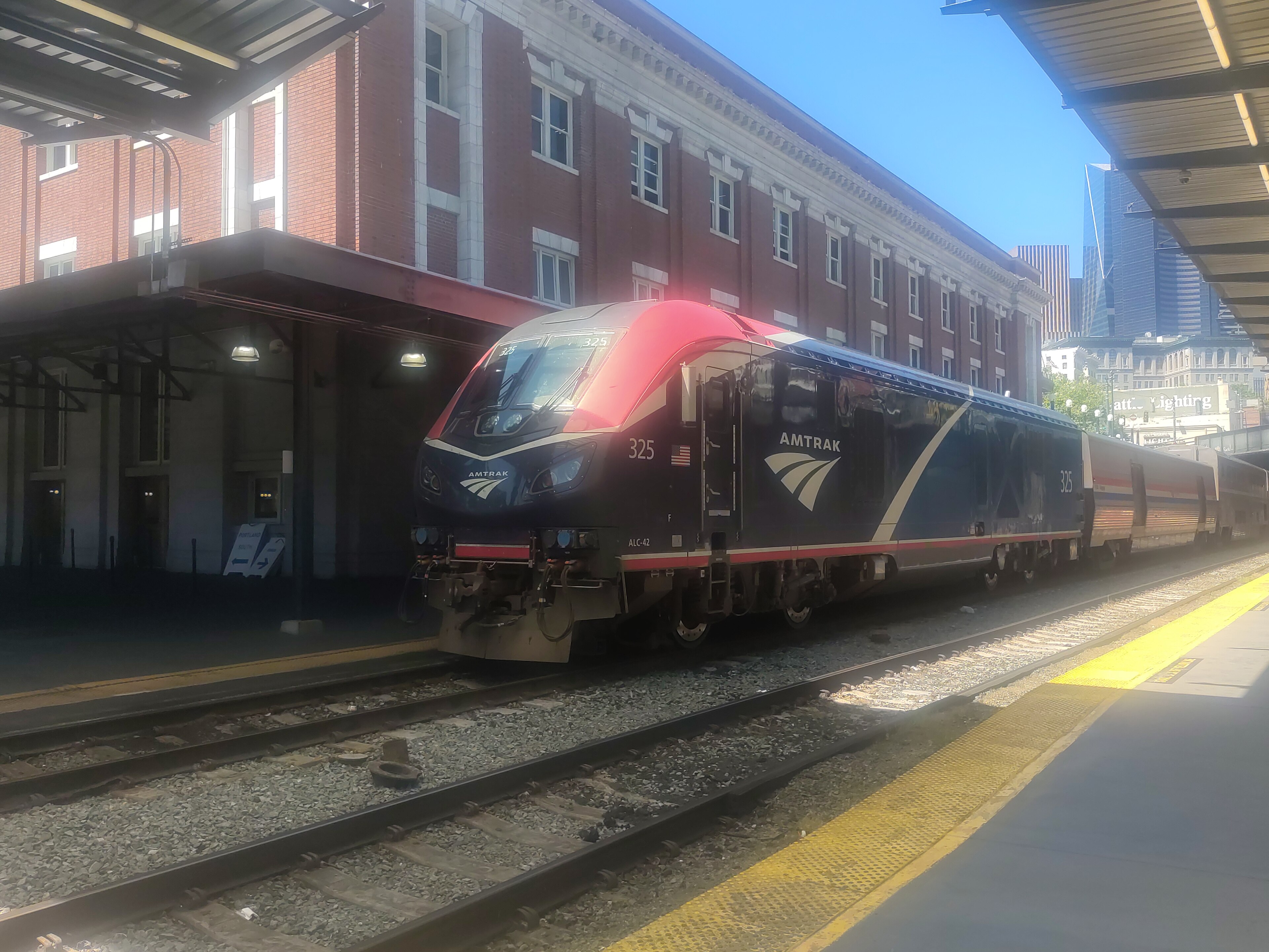 Empire Builder: 3 hour late Amtrak 7 Empire Builder with ALC 42 325