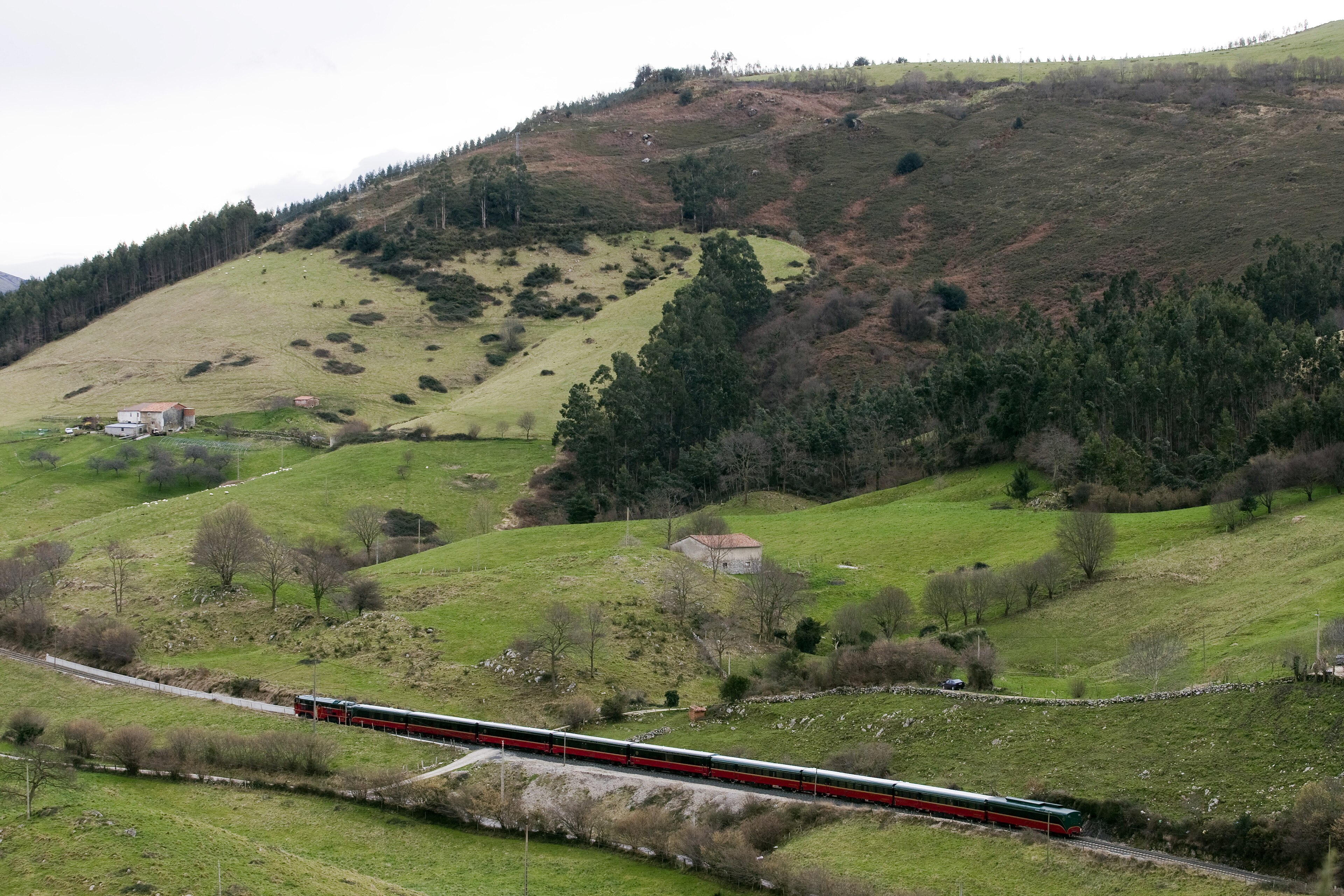 Expreso de La Robla: El Expreso de La Robla countryside