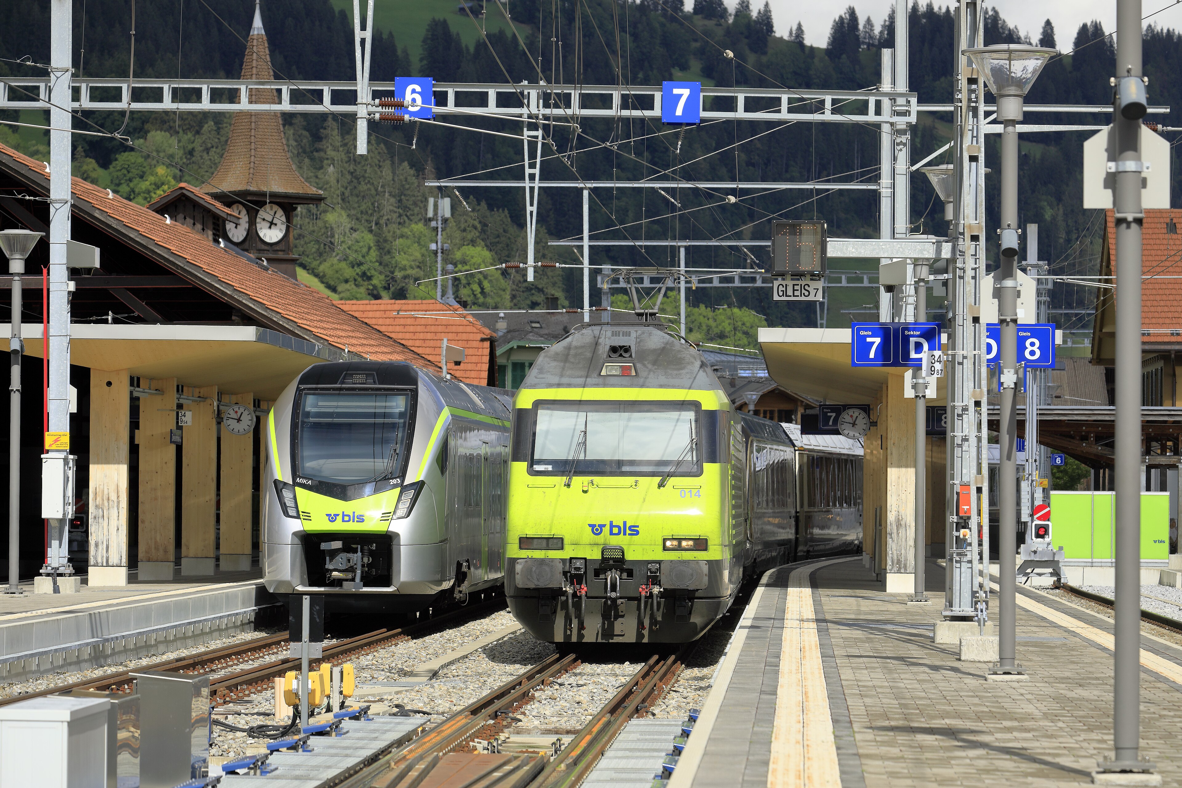 GoldenPass Express: L02 544 Bf Zweisimmen, RABe 528 203, Re 465 014
