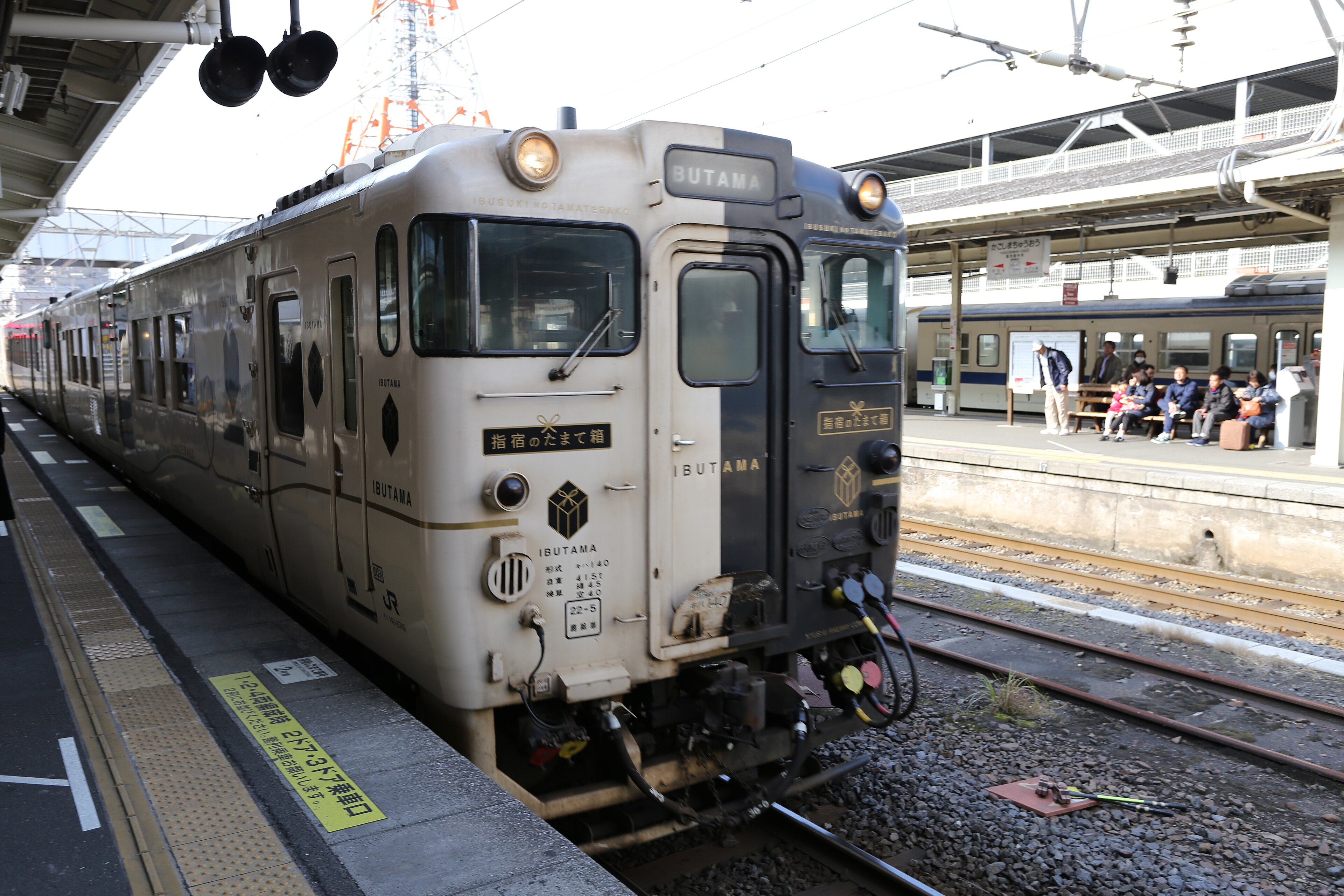 Ibusuki no Tamatebako: JRK Kiha 47 Ibusuki no Tamatebako Kagoshima Chuo 2017 02 18 (33189673441)
