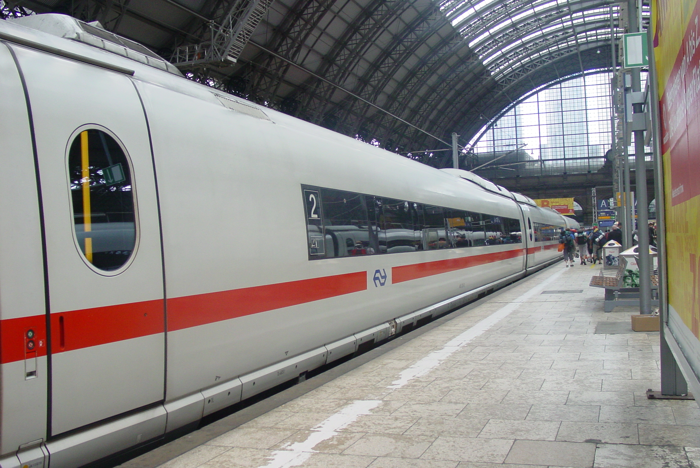 ICE: Cologne to Frankfurt: ICE Mittelwagen in Frankfurt HBF