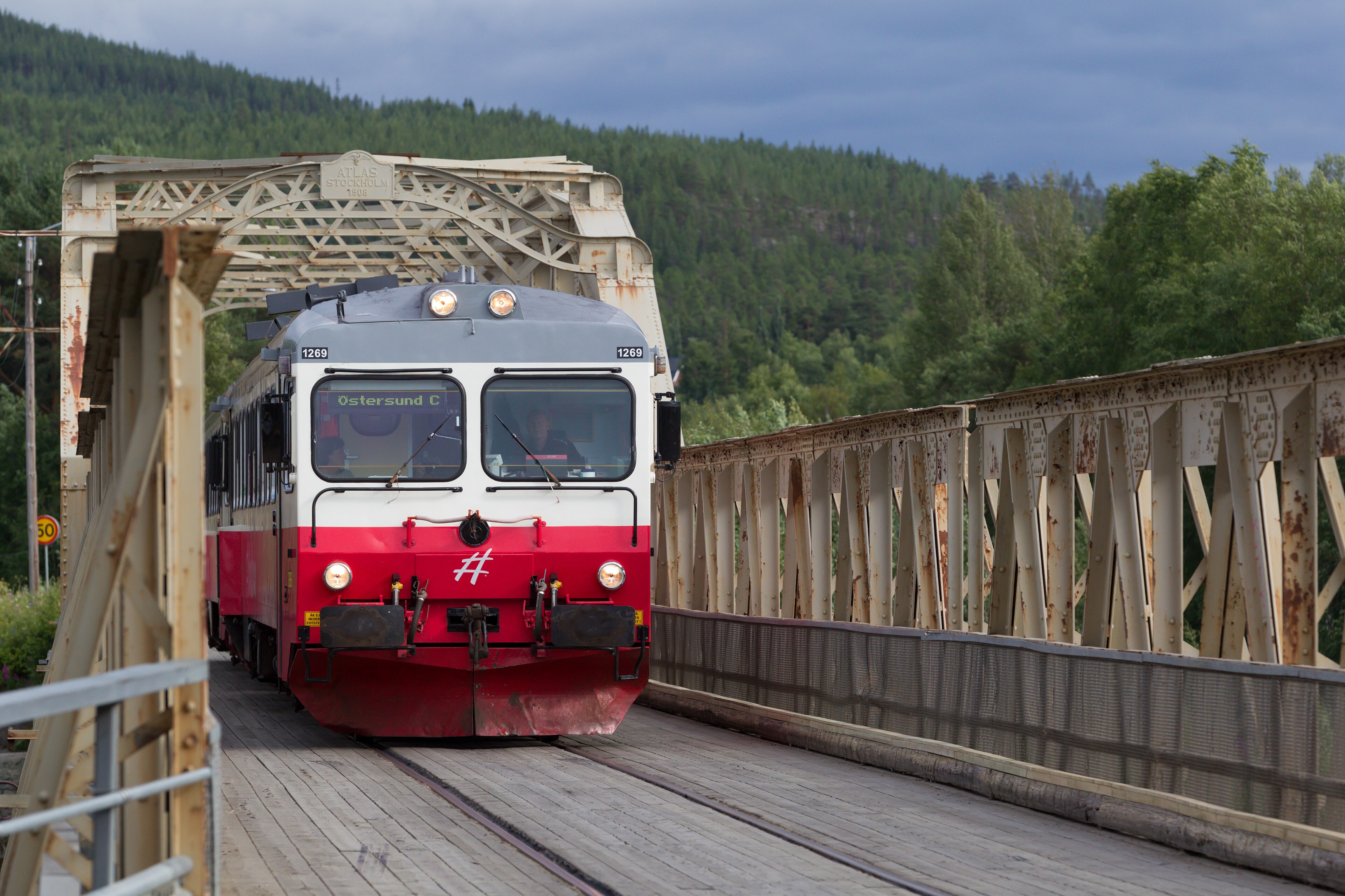 Inlandsbanan: Inlandsbanan train on bridge