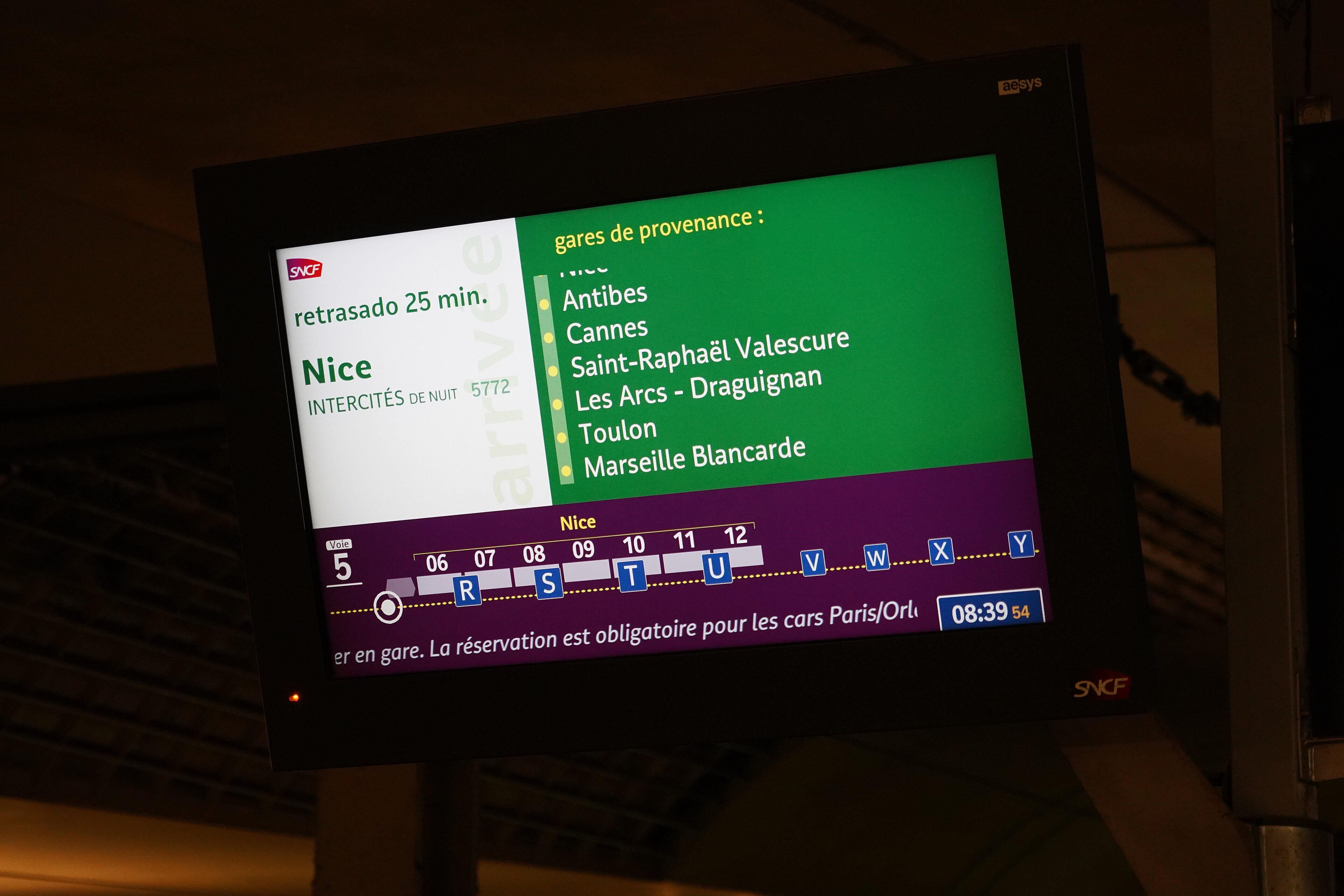 Intercités de Nuit: Paris to Nice: Écran Infogare annonçant le train Intercités de nuit 5772 en provenance de Nice Ville arrivé à la voie 5 de la gare de Paris Austerlitz