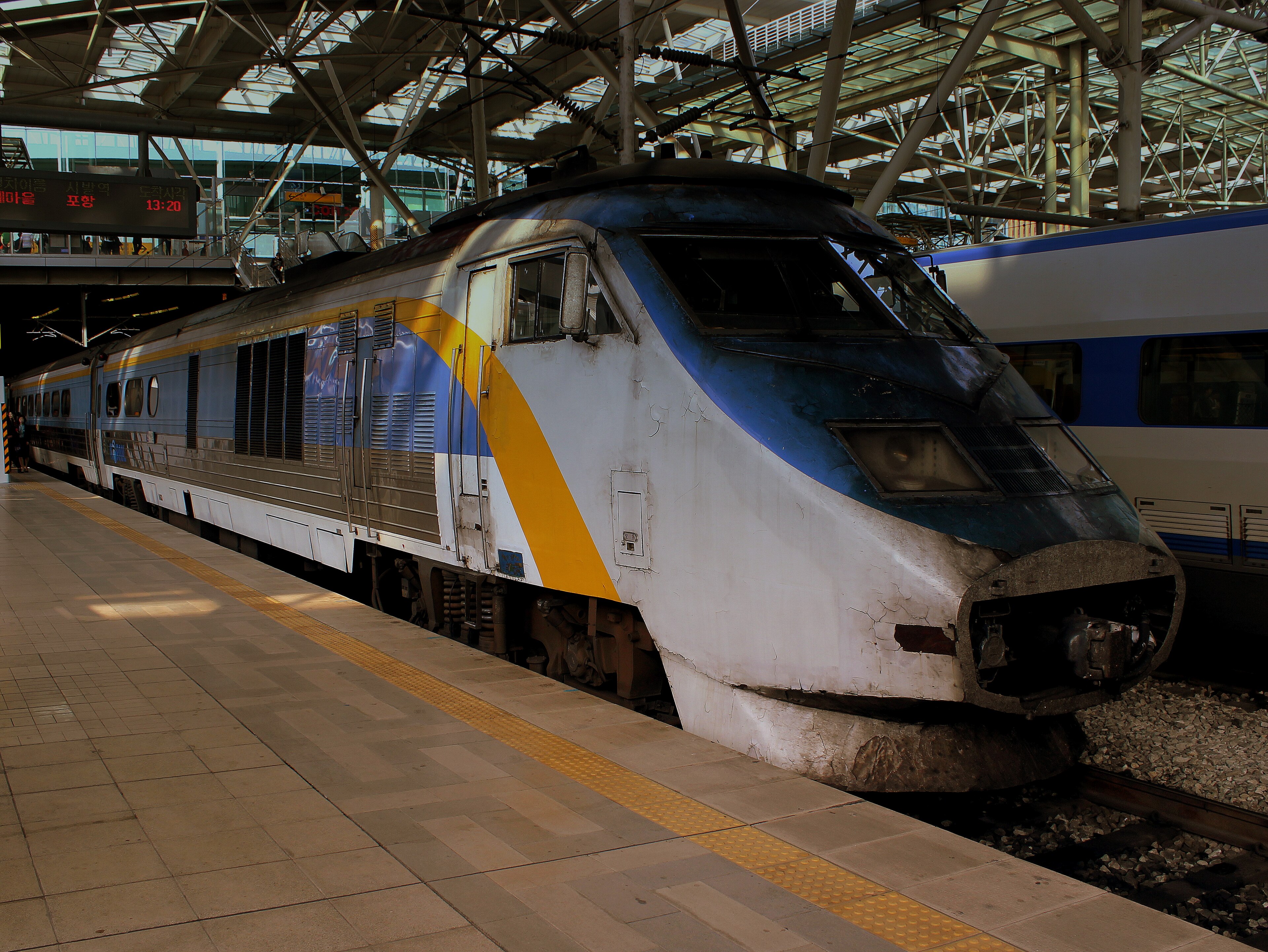 KTX: Seoul to Busan: KOREAN RAIL KTX TRAIN SET SEOUL STATION ABOUT TO DEPART FOR BUSAN SOUTH KOREA OCT 2012 (8169526358)