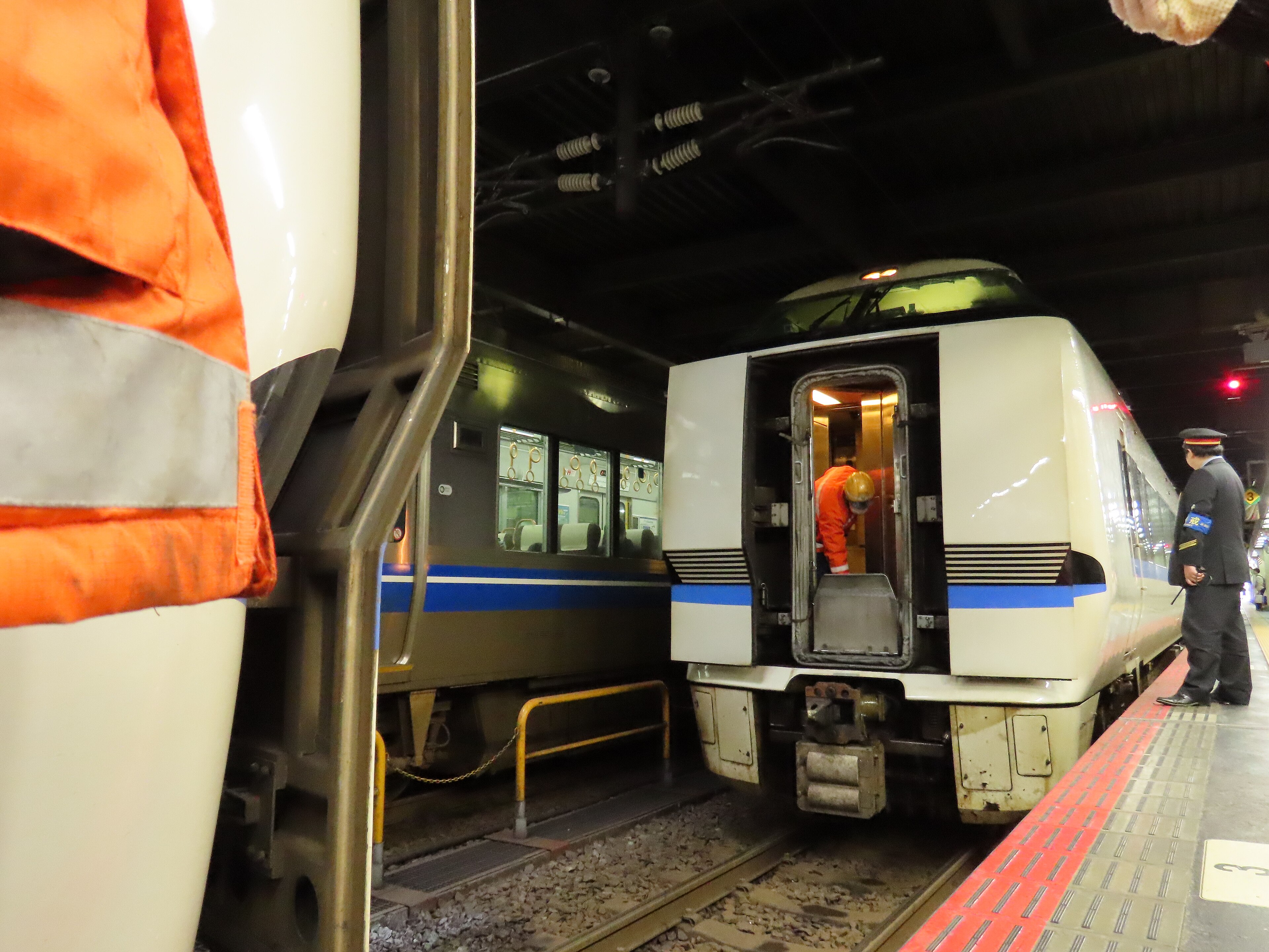 Limited Express Thunderbird: Osaka to Tsuruga: Limited express Thunderbird No.20 Kanazawa station