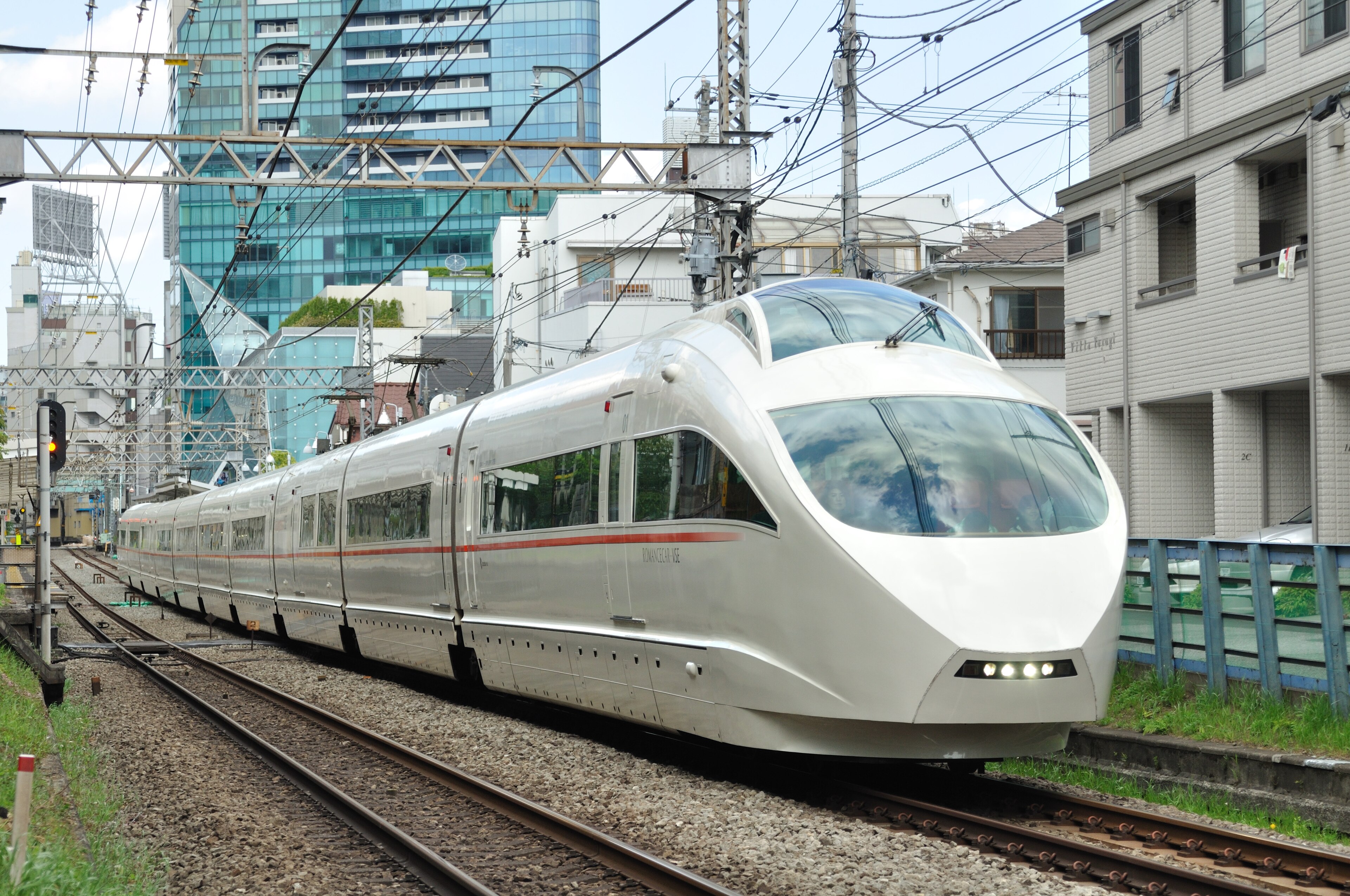 Odakyu Romancecar: Shinjuku to Hakone-Yumoto: Odakyu 50000 VSE 20100515