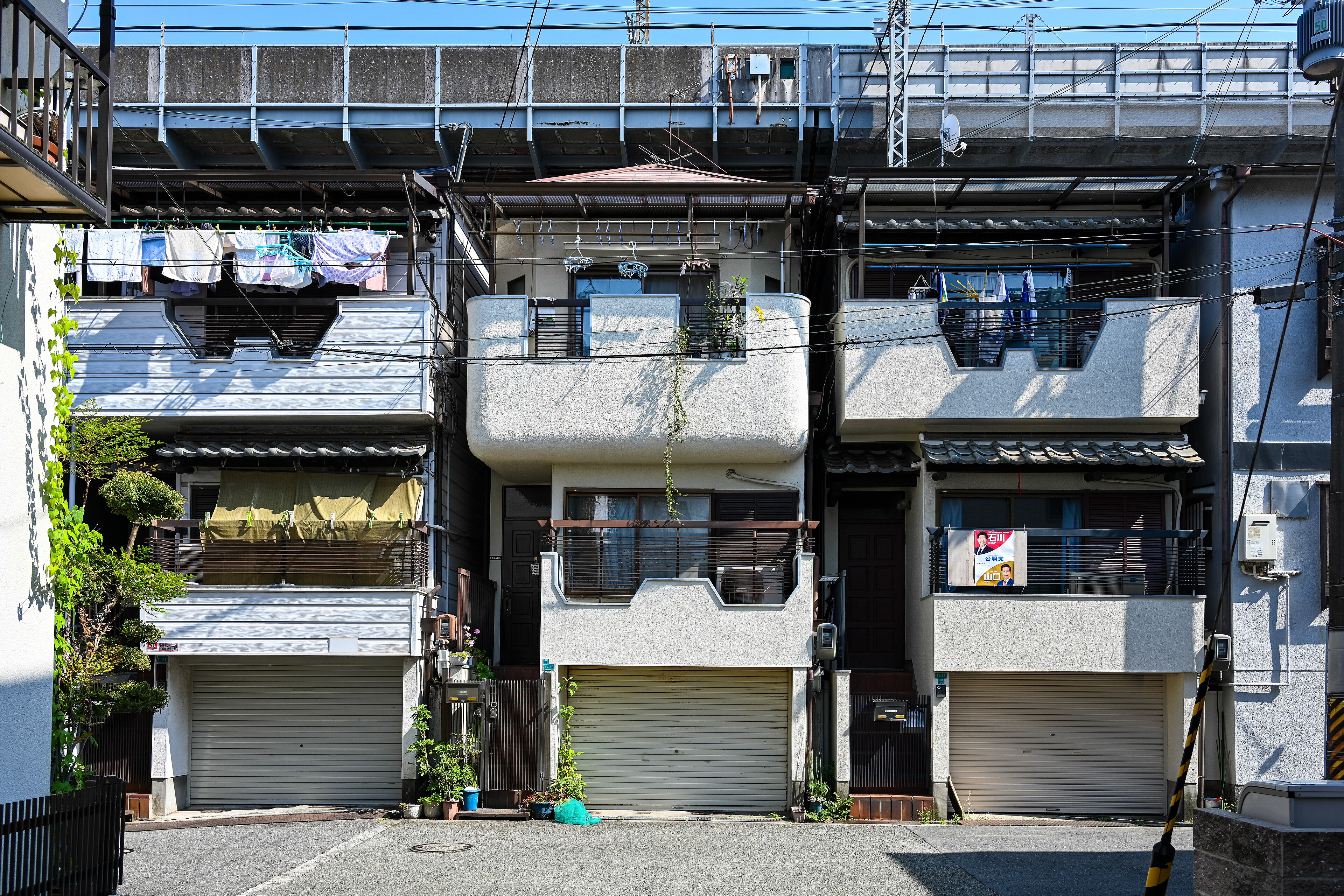 Sanyo Shinkansen: Shin-Osaka to Hakata: Sanyo Shinkansen viaduct with homes below, Yodogawa ku, Osaka, 2022 06 09