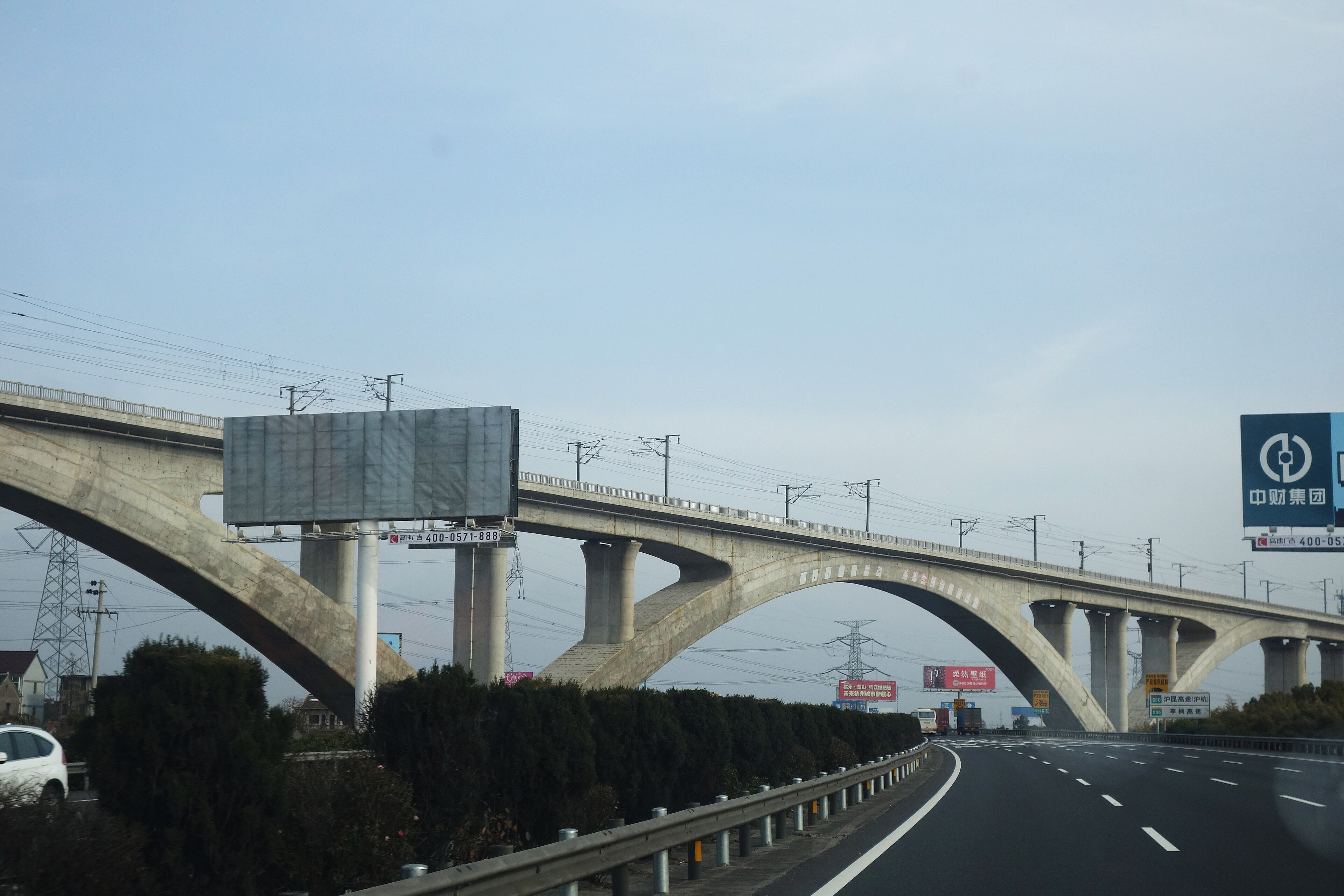 Shanghai to Hangzhou High-Speed Railway: Shanghai Hangzhou High speed Railway spanning G60 expressway