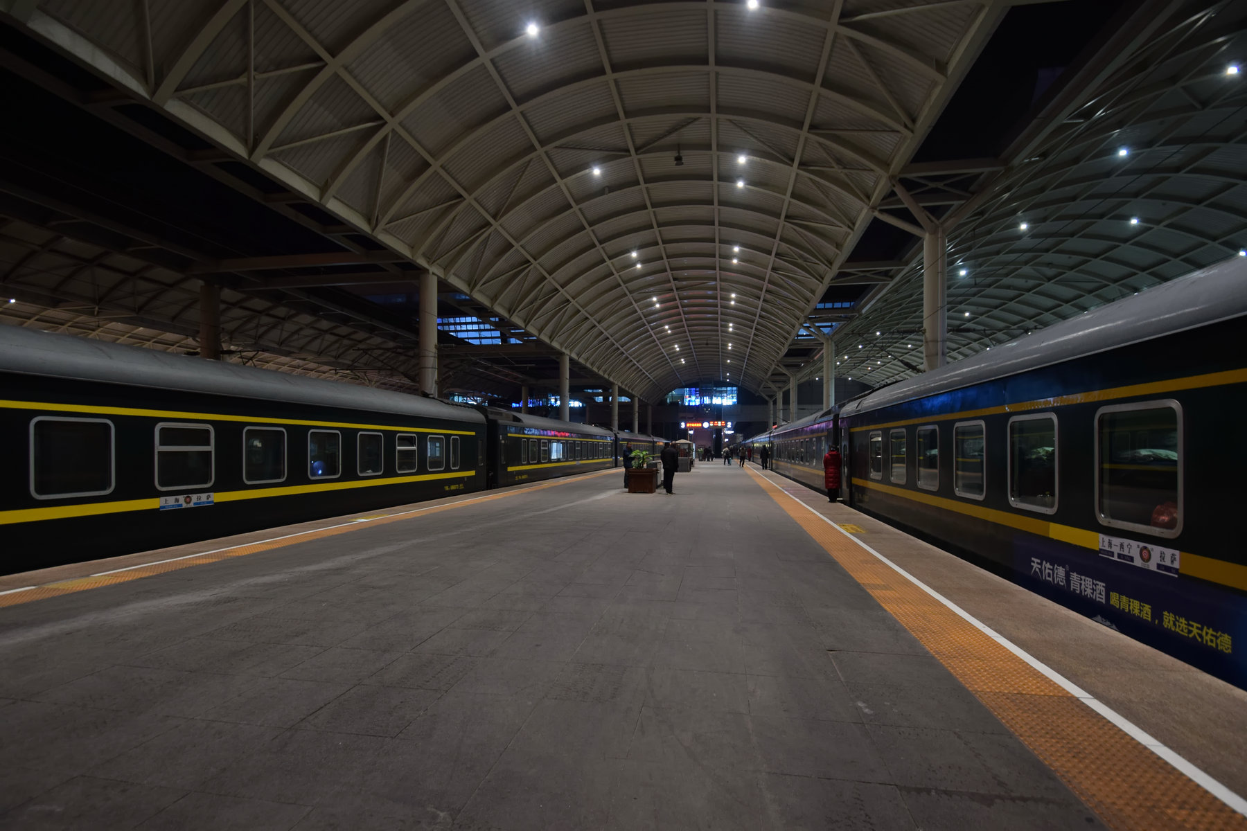 Shanghai to Lhasa: train Z164/Z165: 2 Z165 25T trains at Xining Railway Station