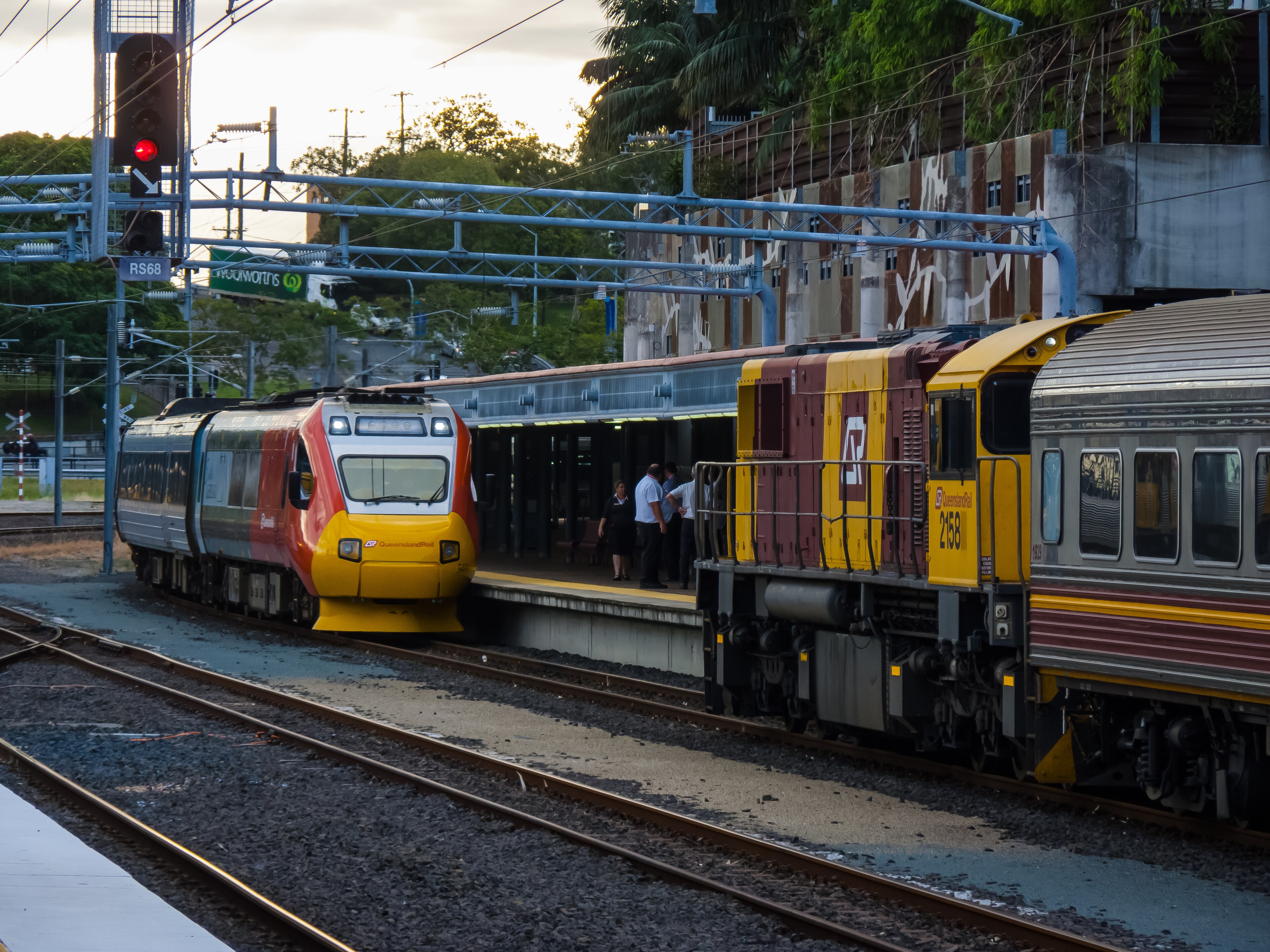 Spirit of the Outback: Spirit of Queensland and Spirit of the Outback Platform 10 Roma Street Railway Station Brisbane P1400673