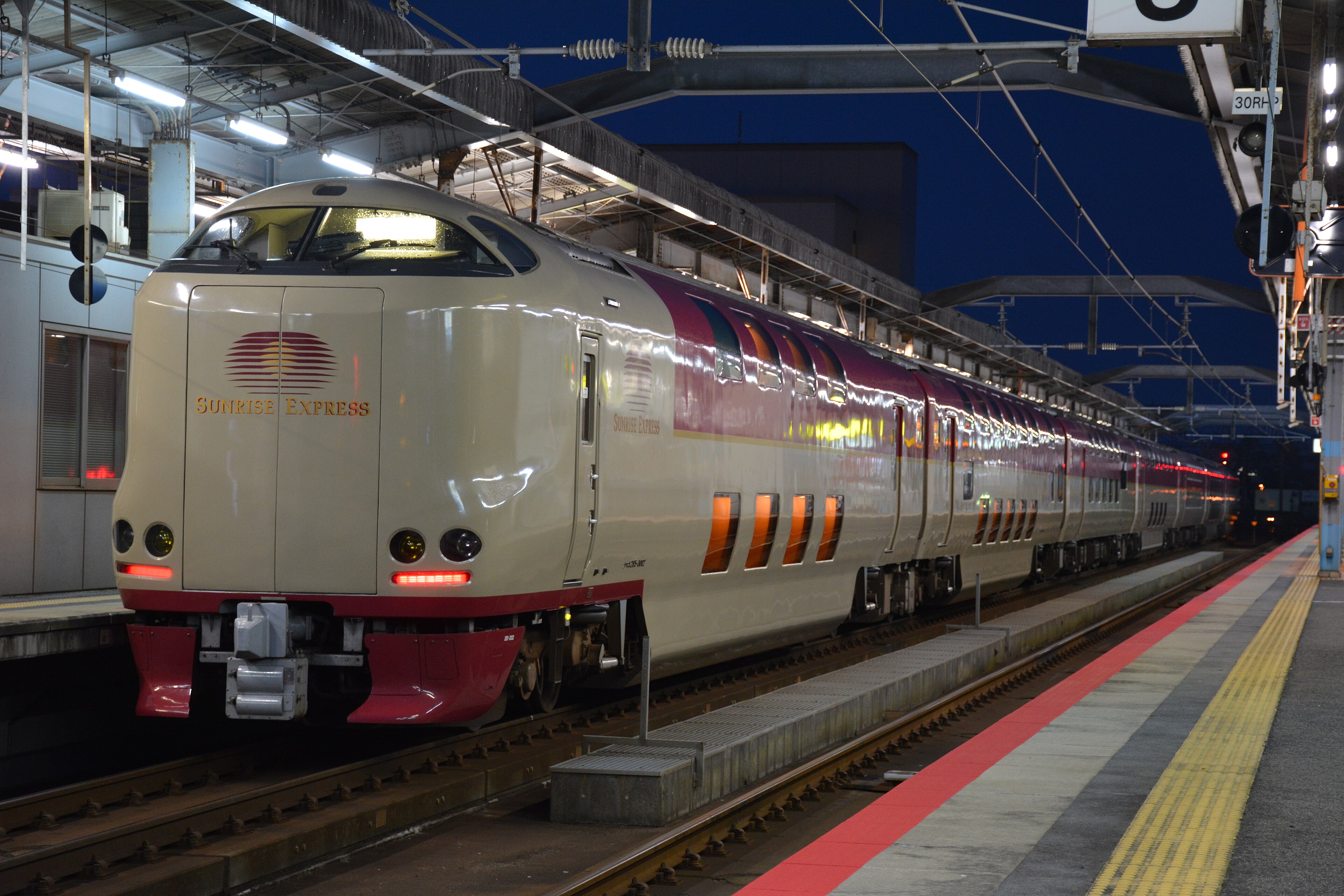 Sunrise Izumo: Tokyo to Izumoshi: JR West 285 "Sunrise Izumo" at Izumoshi Station