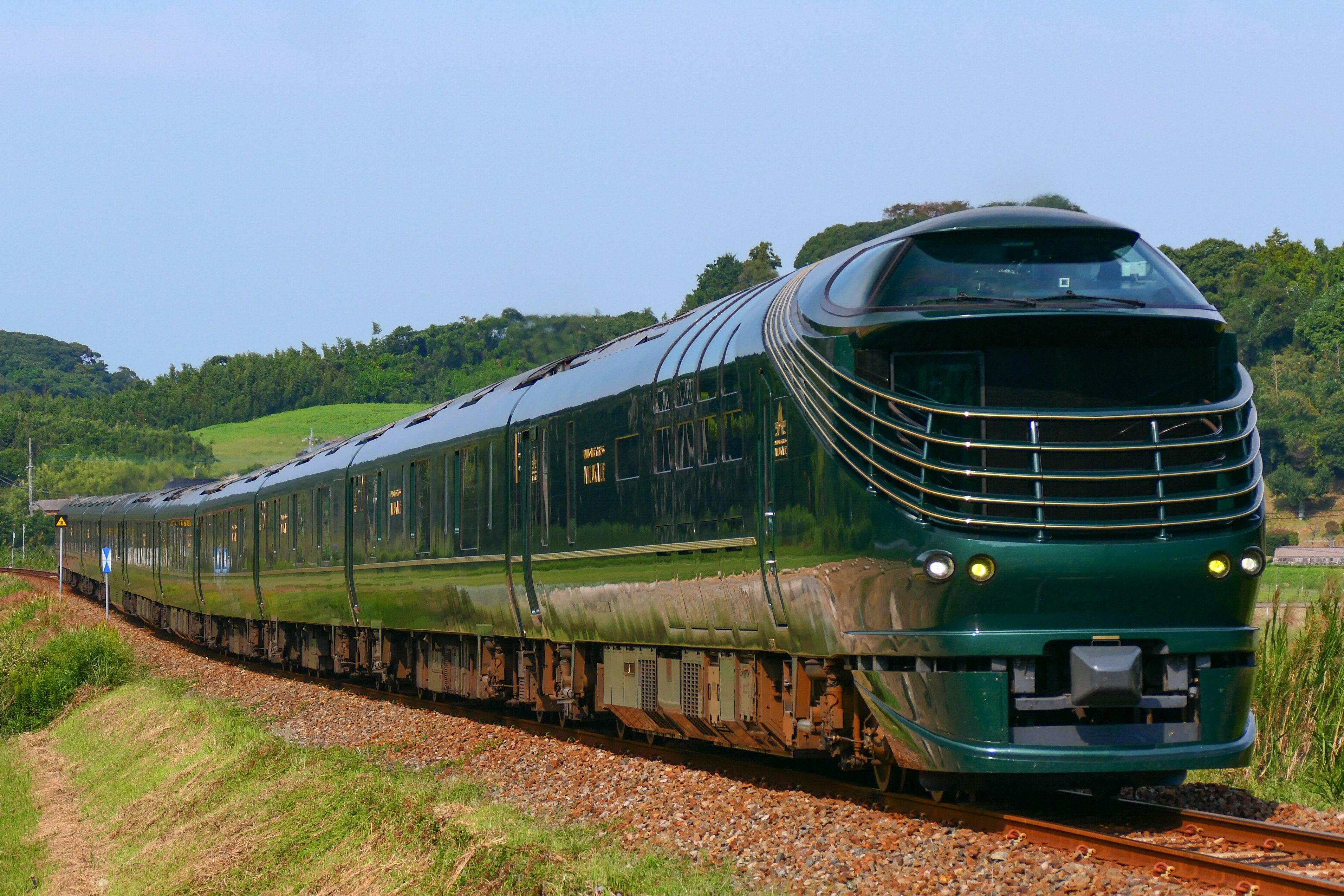 The rounded observation end of the KiHa 87 series TWILIGHT EXPRESS MIZUKAZE in open country.