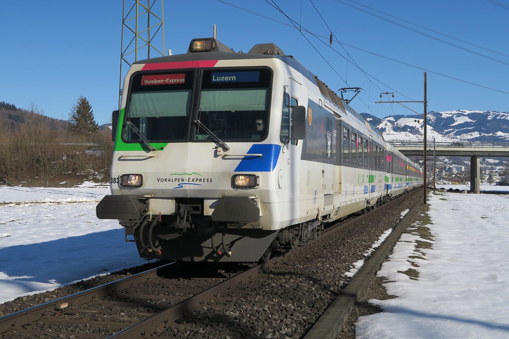 A Voralpen-Express train between Uznach and Schmerikon.