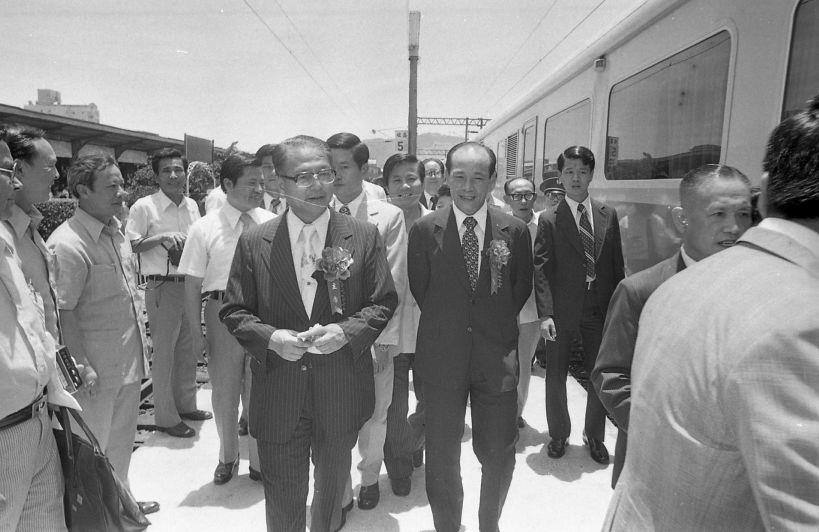 A train on the South-Link Line between Fangliao and Taitung.