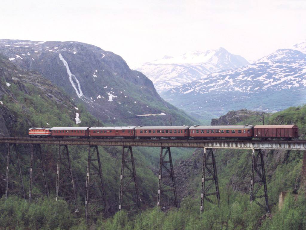 A train on the Ofoten Line between Narvik and Kiruna.