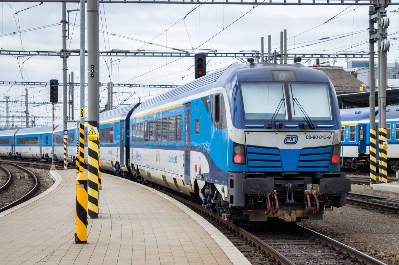 A České dráhy ComfortJet with its driving trailer leading, standing at Brno hlavní nádraží on the Prague to Vienna corridor.
