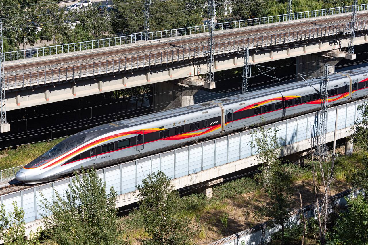 A CR400AF Fuxing train on the Beijing-Guangzhou high-speed line.