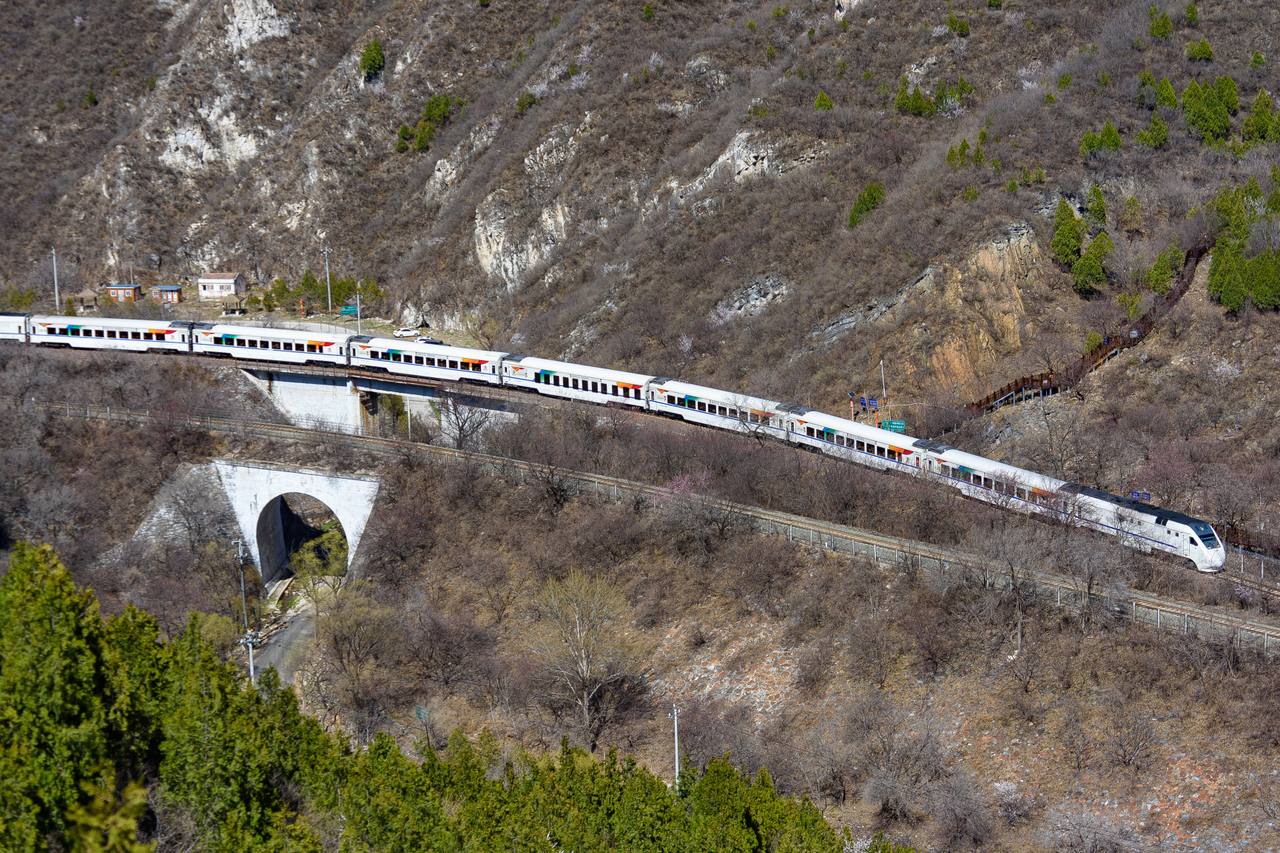 A Beijing suburban S2 train curving through the Juyongguan mountain pass.