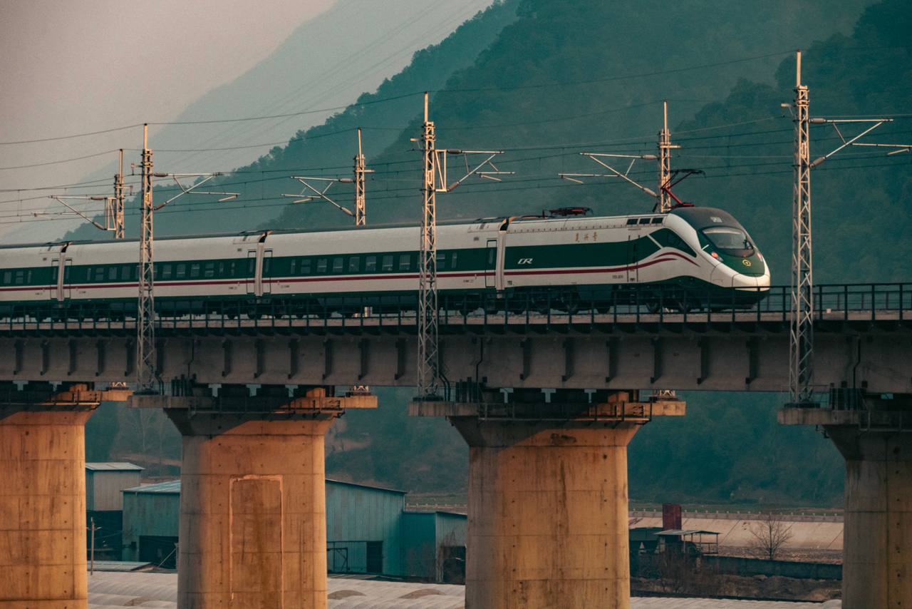 A CR200J3 train crossing Mianshan Bridge on the Emei–Guangtong section of the Chengdu–Kunming railway.
