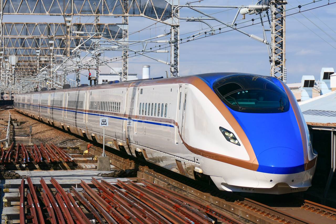 An E7 series Shinkansen working a Tanigawa service on the Joetsu Shinkansen.