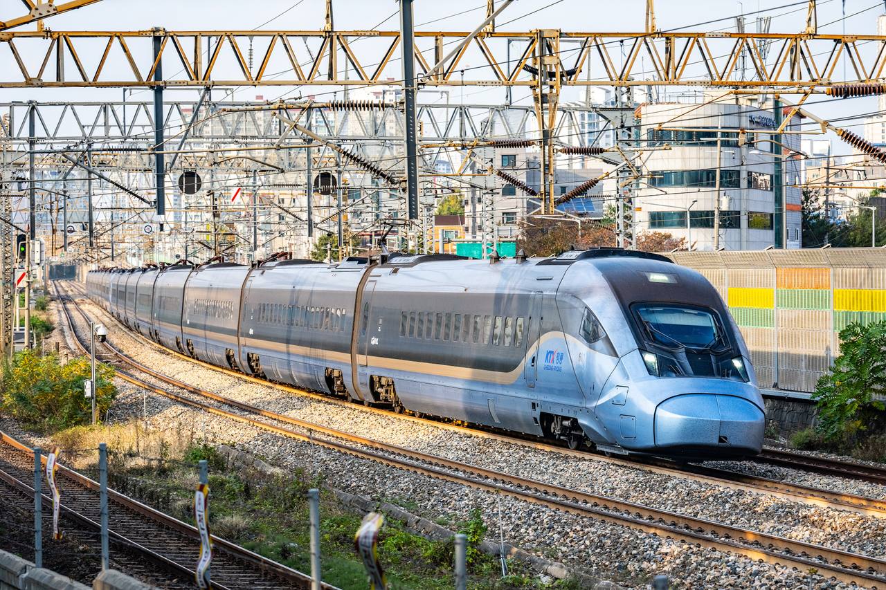 A Korail KTX-Cheongryong high-speed train running on the Gyeongbu corridor at Guro in Seoul.