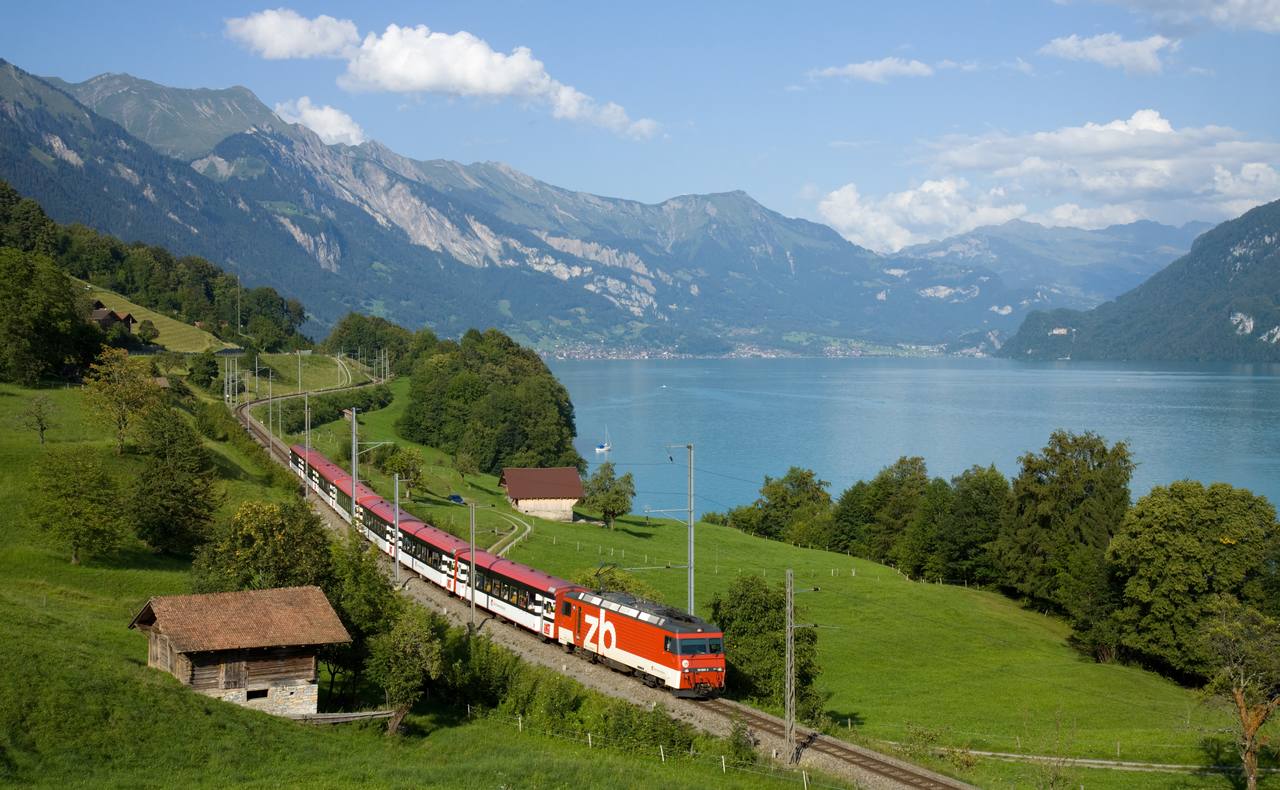 A Zentralbahn Brünig-line train running beside Lake Brienz.